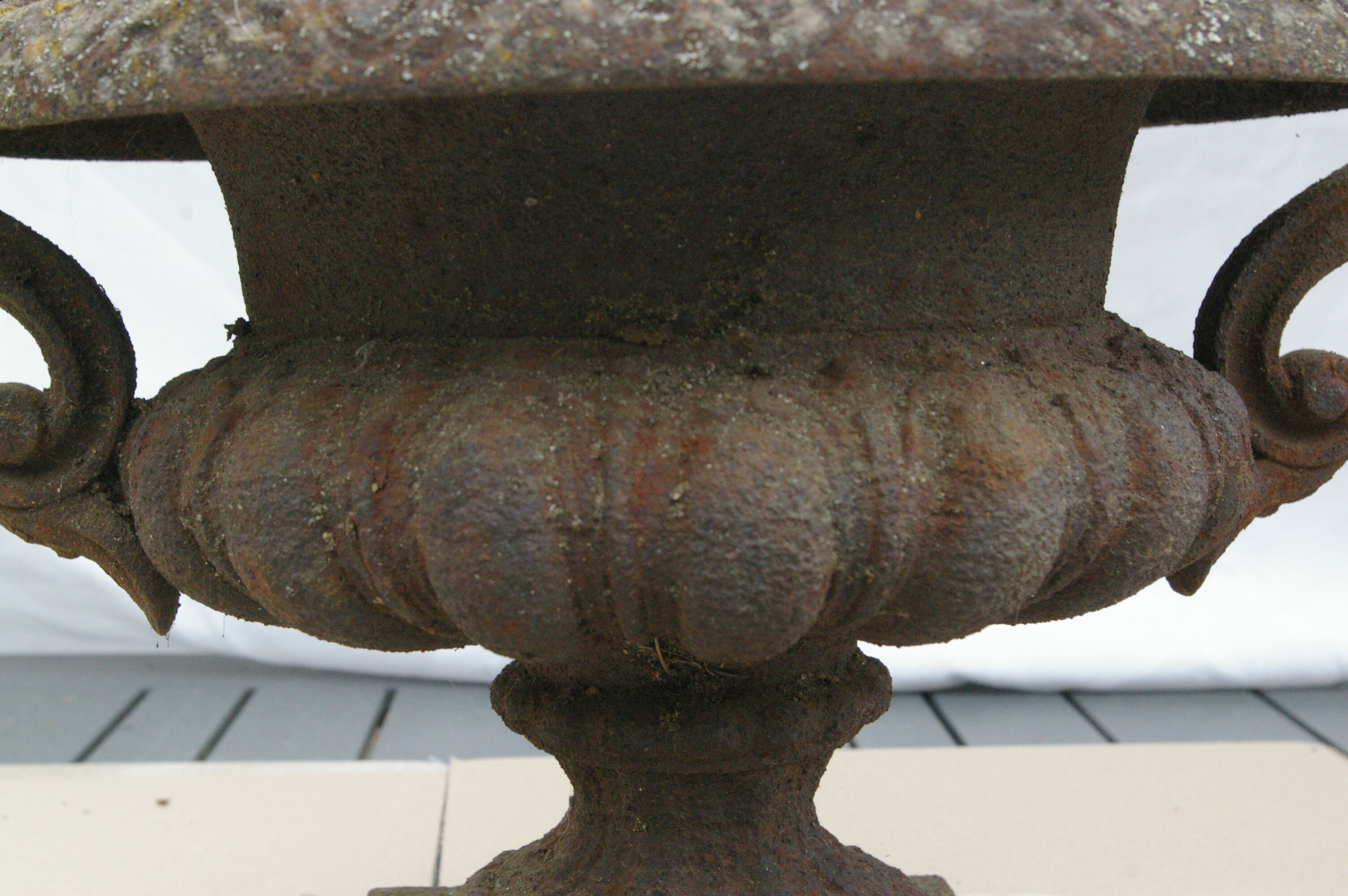 Paire d'anciens vases Médicis de jardin en fonte de fer