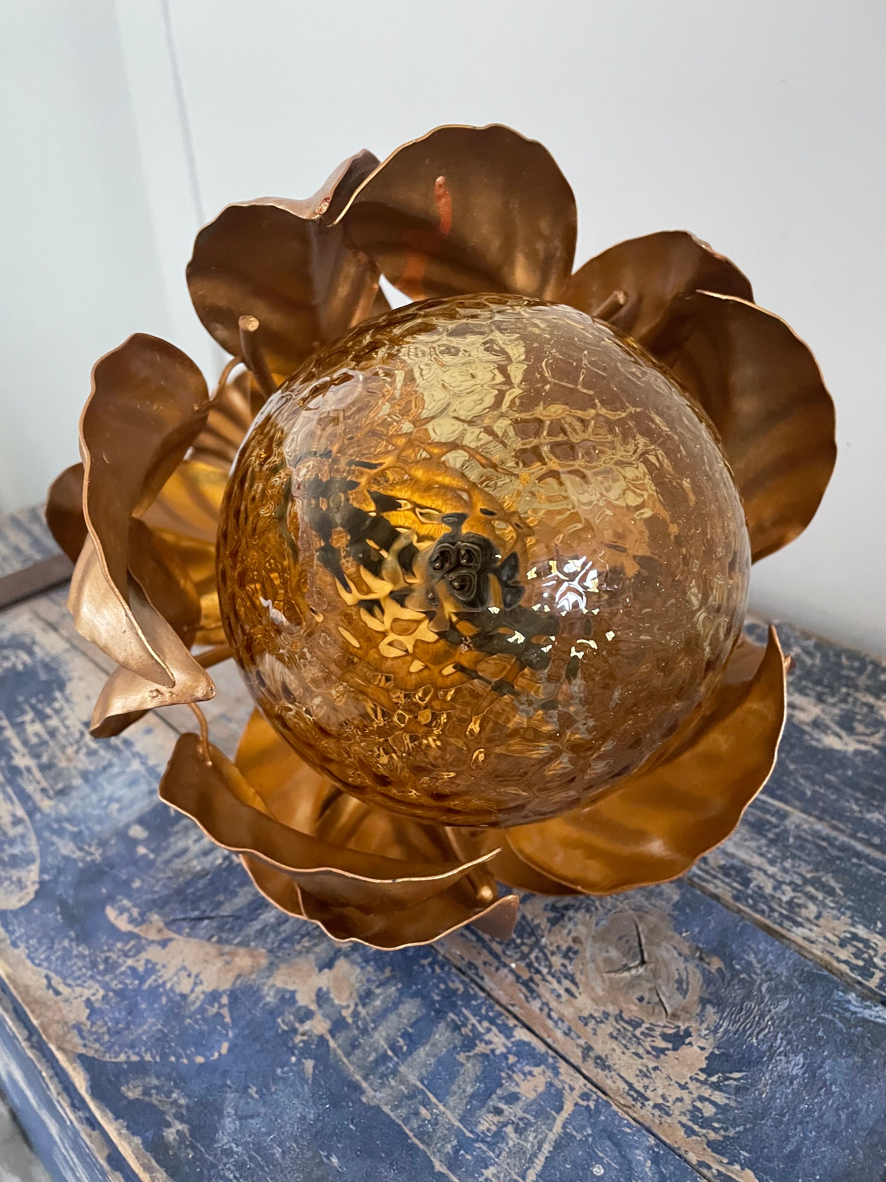 Suspension flowers golden leaves with glass globe