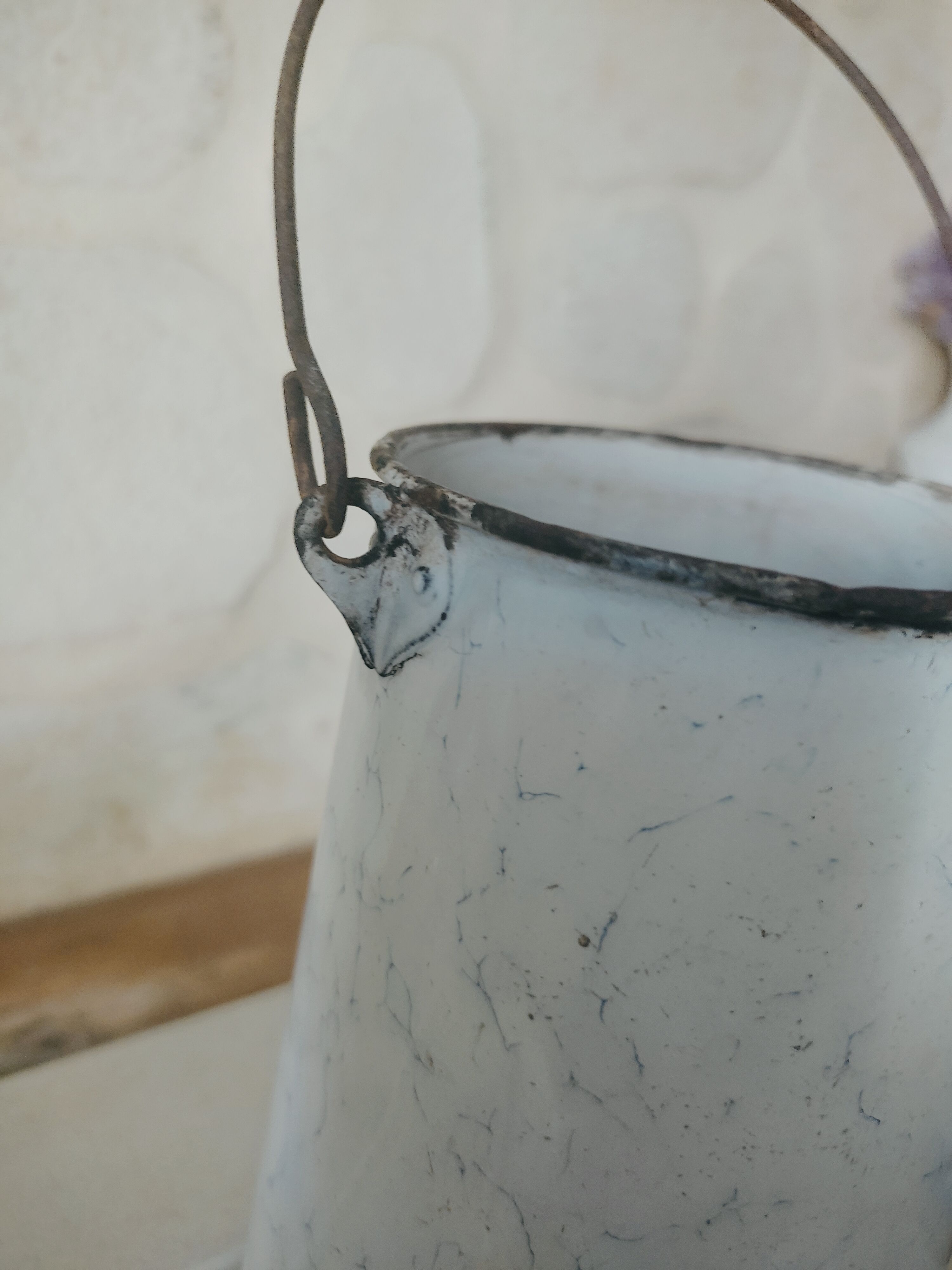 Pot a lait en métal émaillé