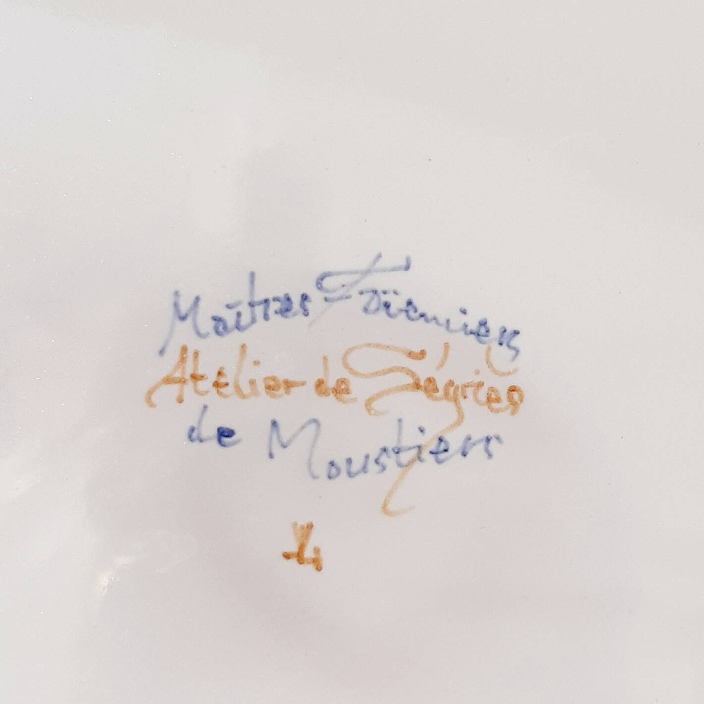 Hand-painted earthenware fountain from Moustiers