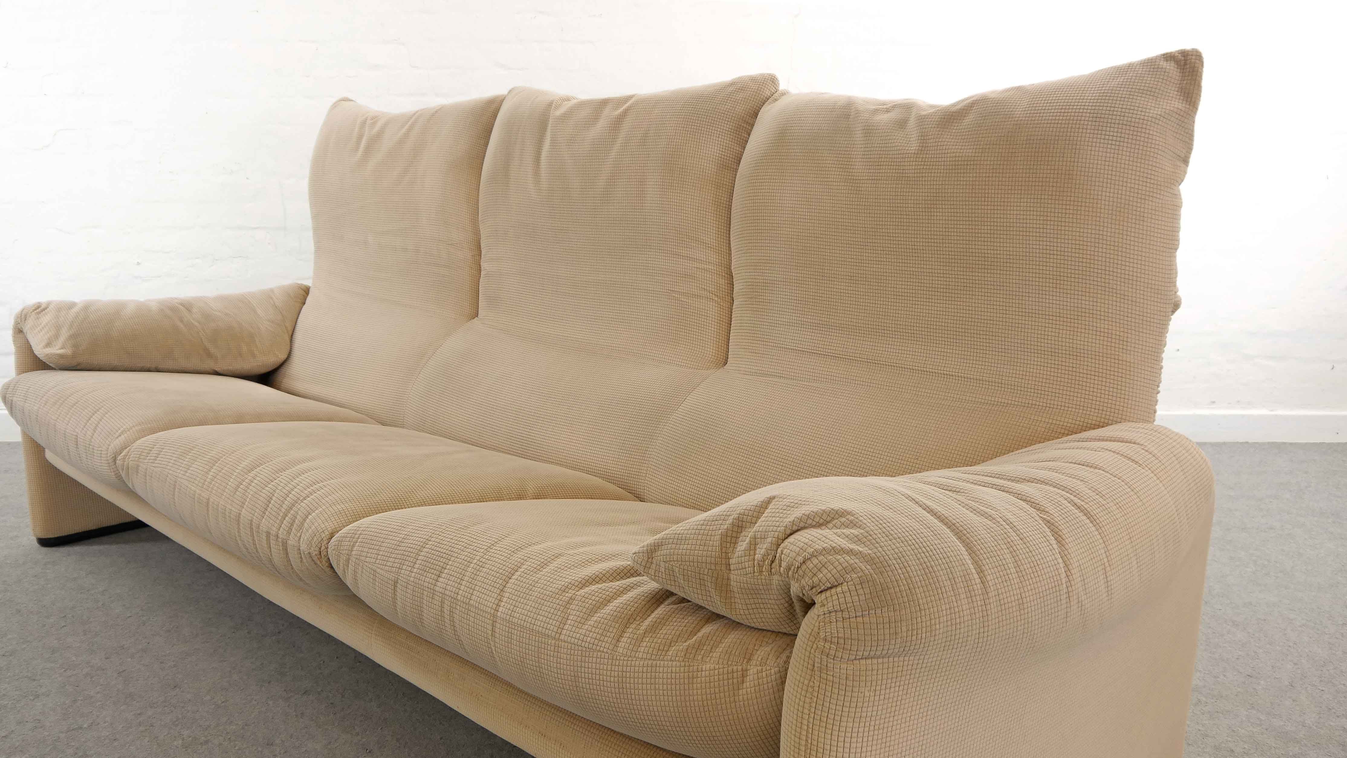 Maralunga 3-seat Sofa in beige by Vico Magistretti for Cassinaa, Italy