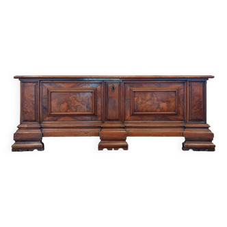 Solid wood chest of drawers, Italian from the end of the 19th Century with molding and key.