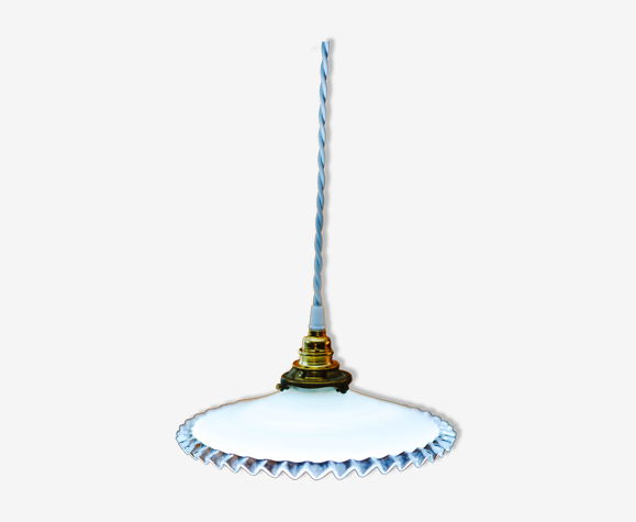 Suspension opaline dentellée