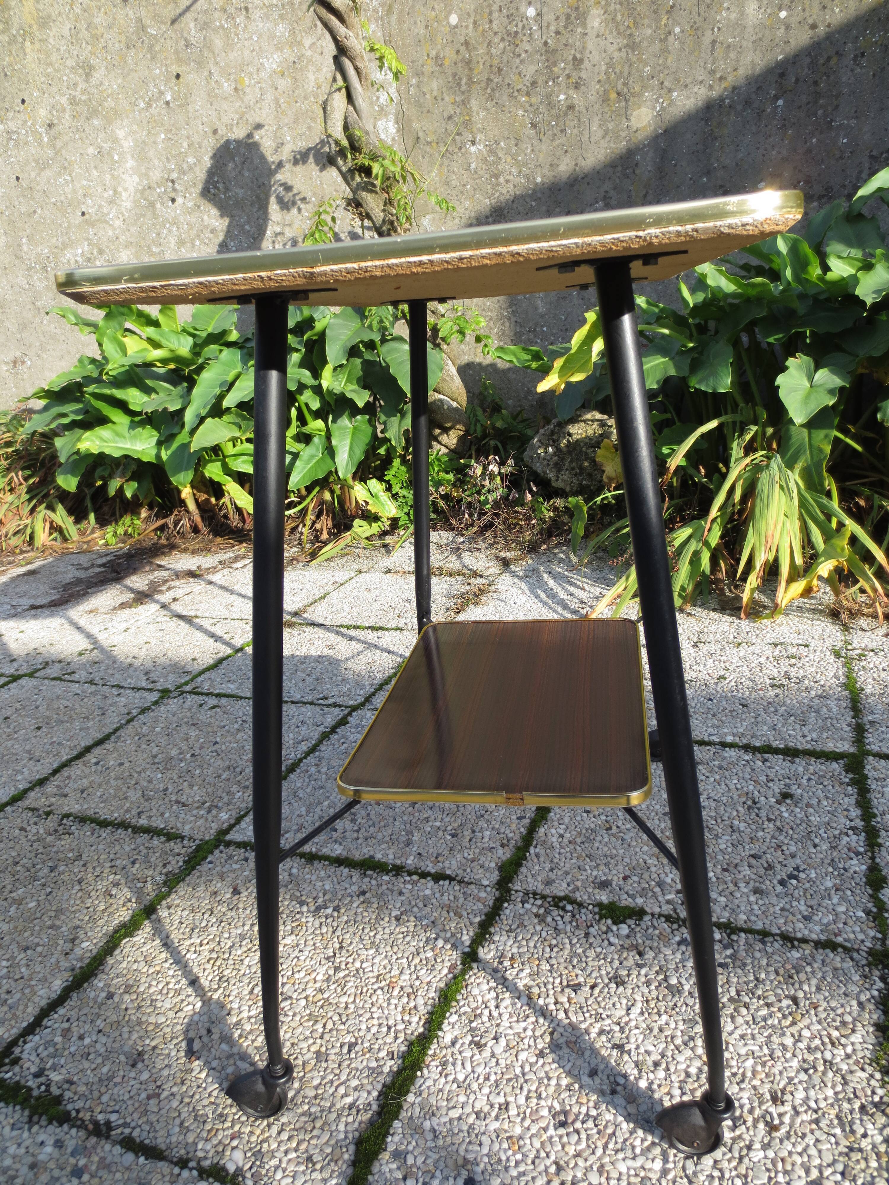 Table d'appoint ou desserte vintage plateau formica couleur bois