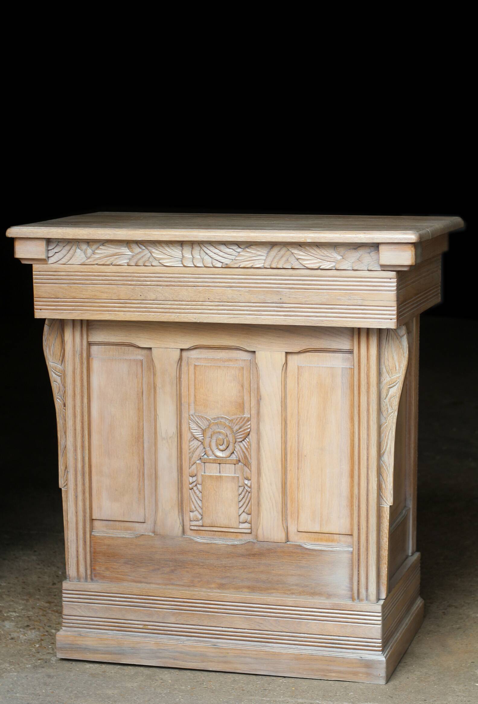 Beautiful shop counter in solid oak, Art Deco style. Very good condition.