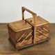 Travailleuse en bois rustique