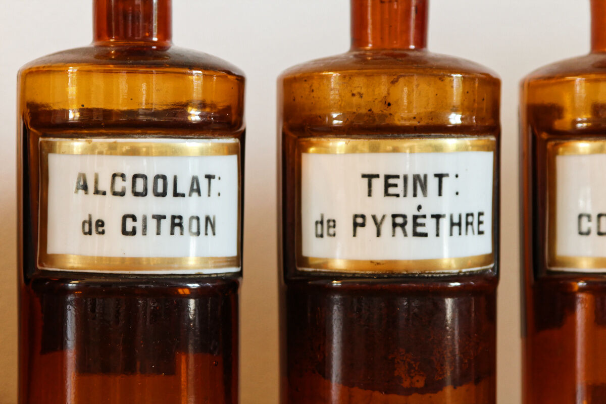 Set of 6 apothecary bottles, early twentieth century