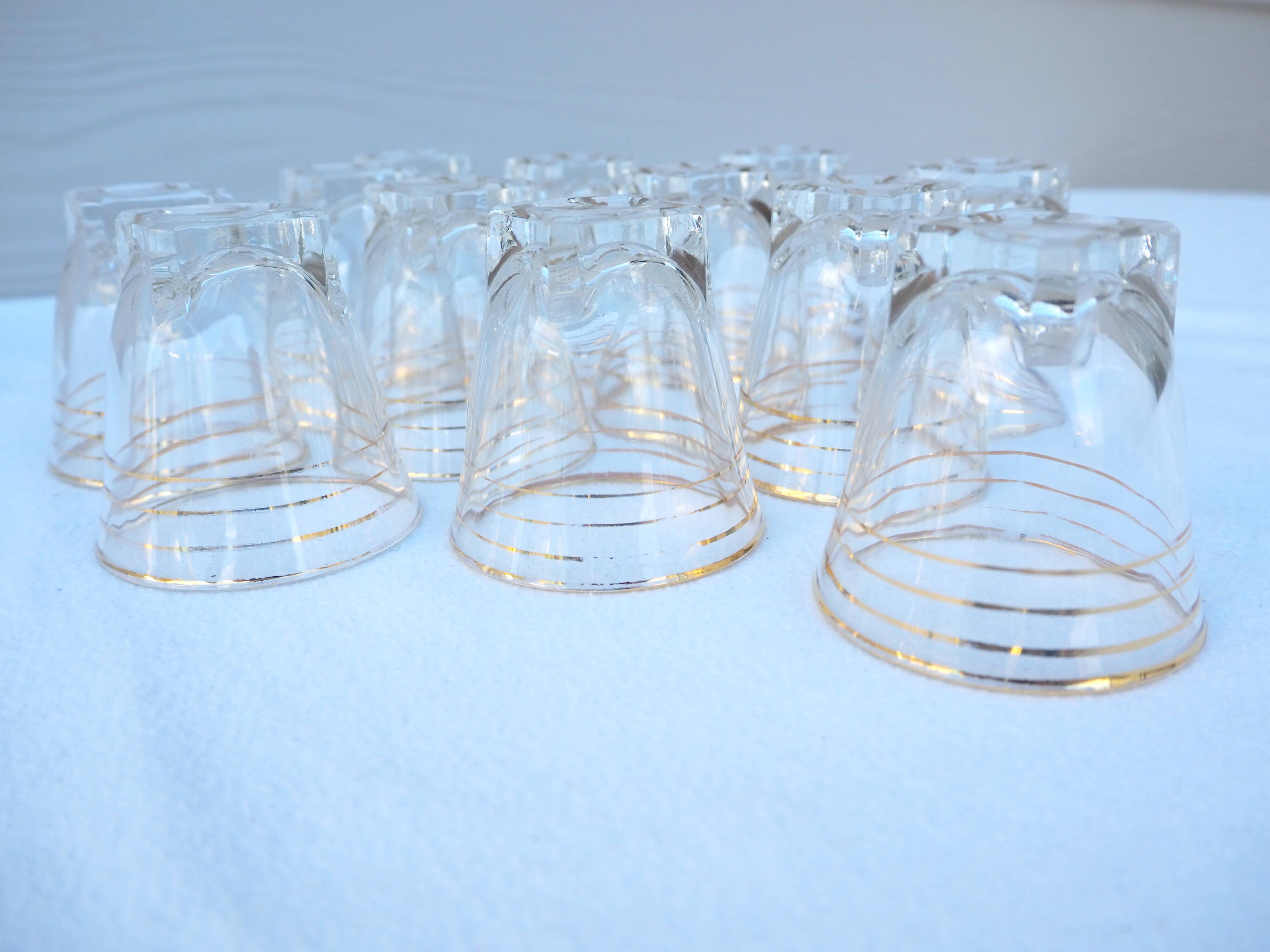 12 liqueur glasses with its golden rim from the 1950s-1960s