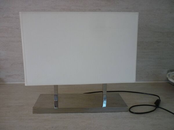 Lampe moderne en métal chromé et abat-jour rectangulaire par Casadisagne