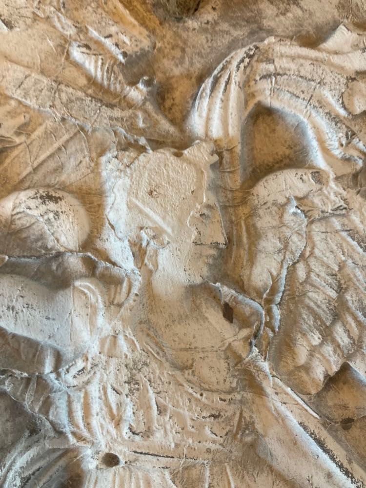 Lot bas-relief in plaster