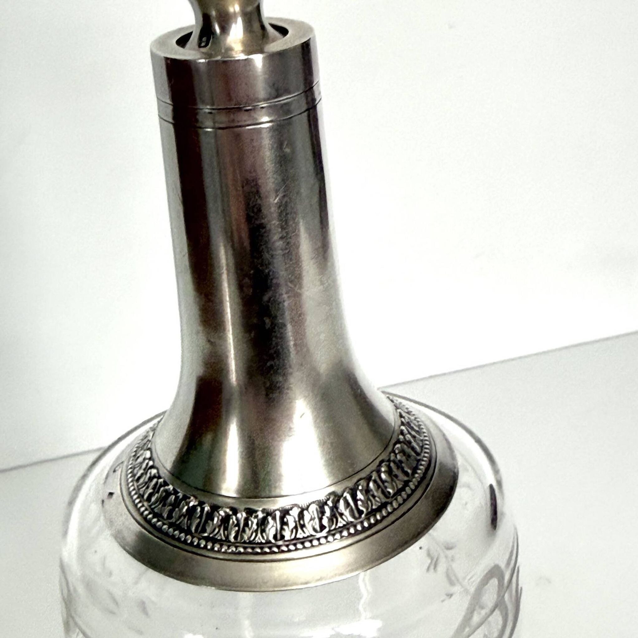 Carafe ancienne en cristal et argent massif – décor rubans et guirlande