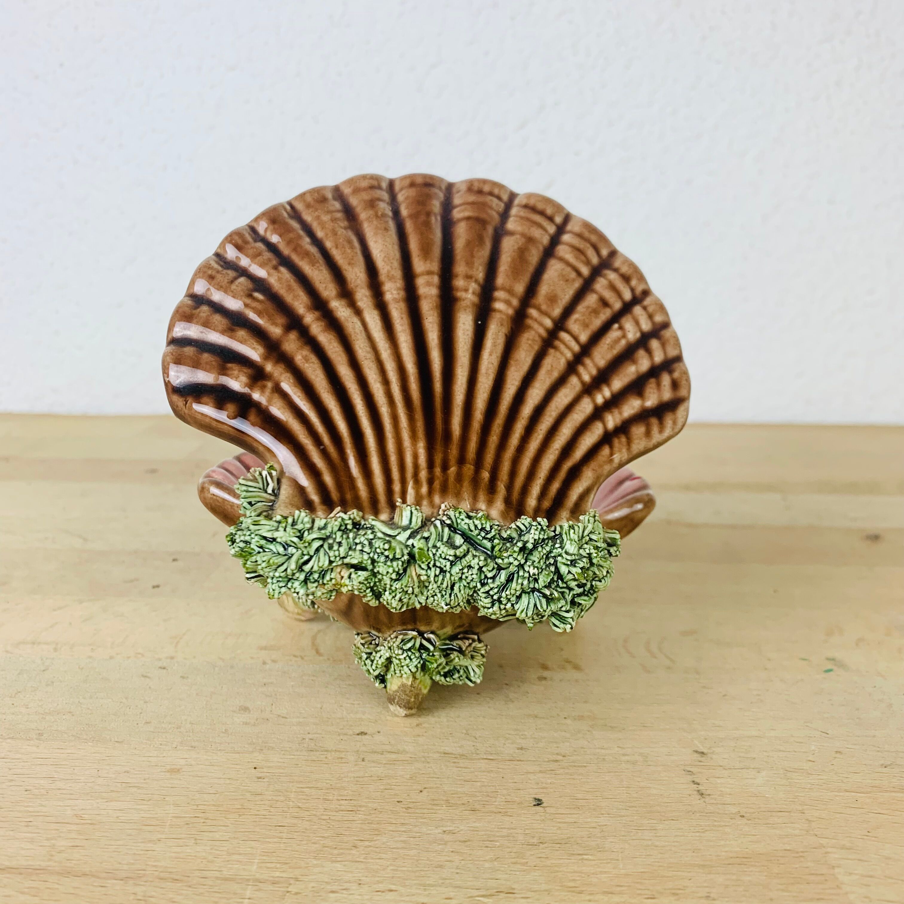 Empty pocket shell slip soap holder