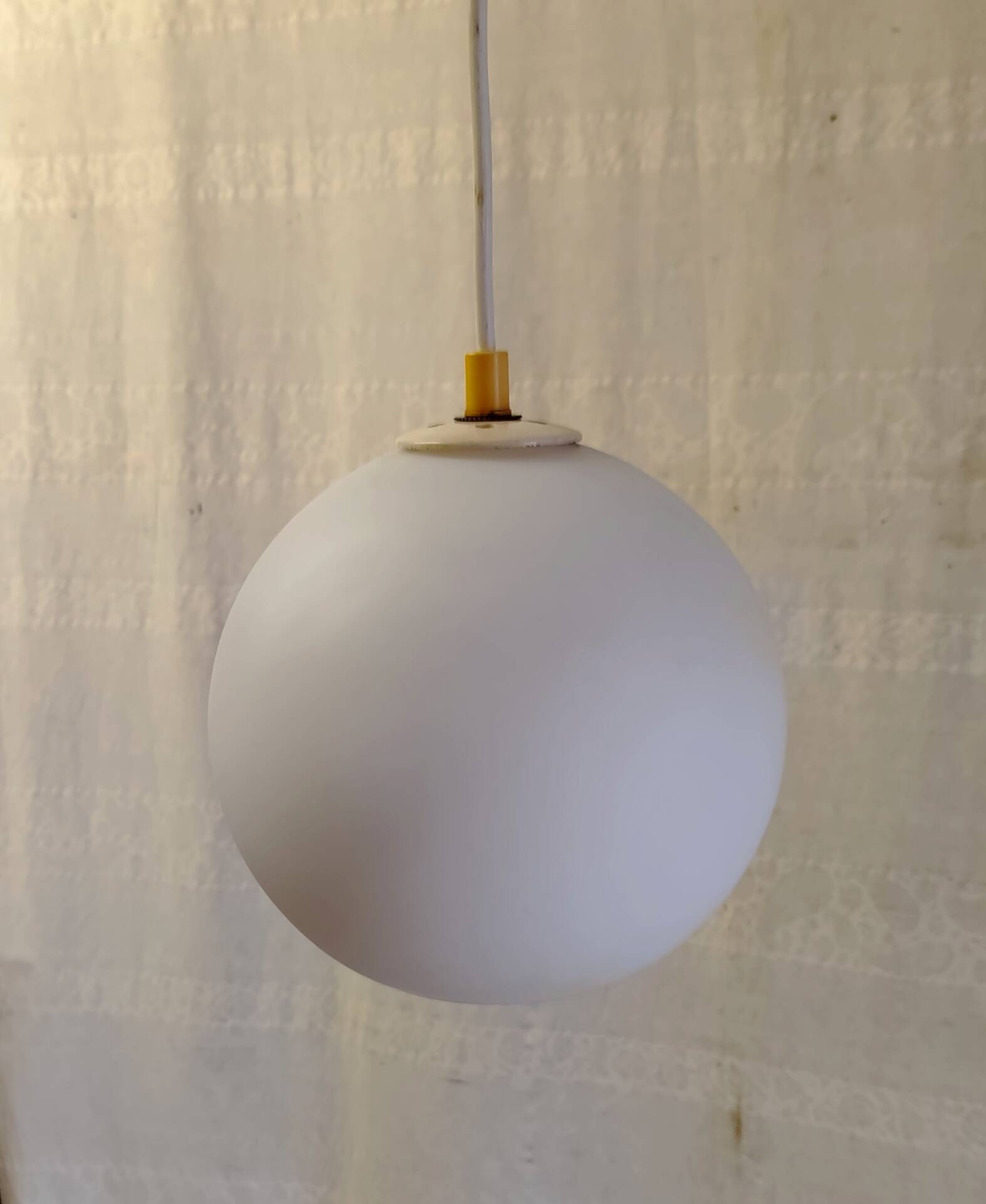 Suspension globe opaline blanche - mid. XXeme