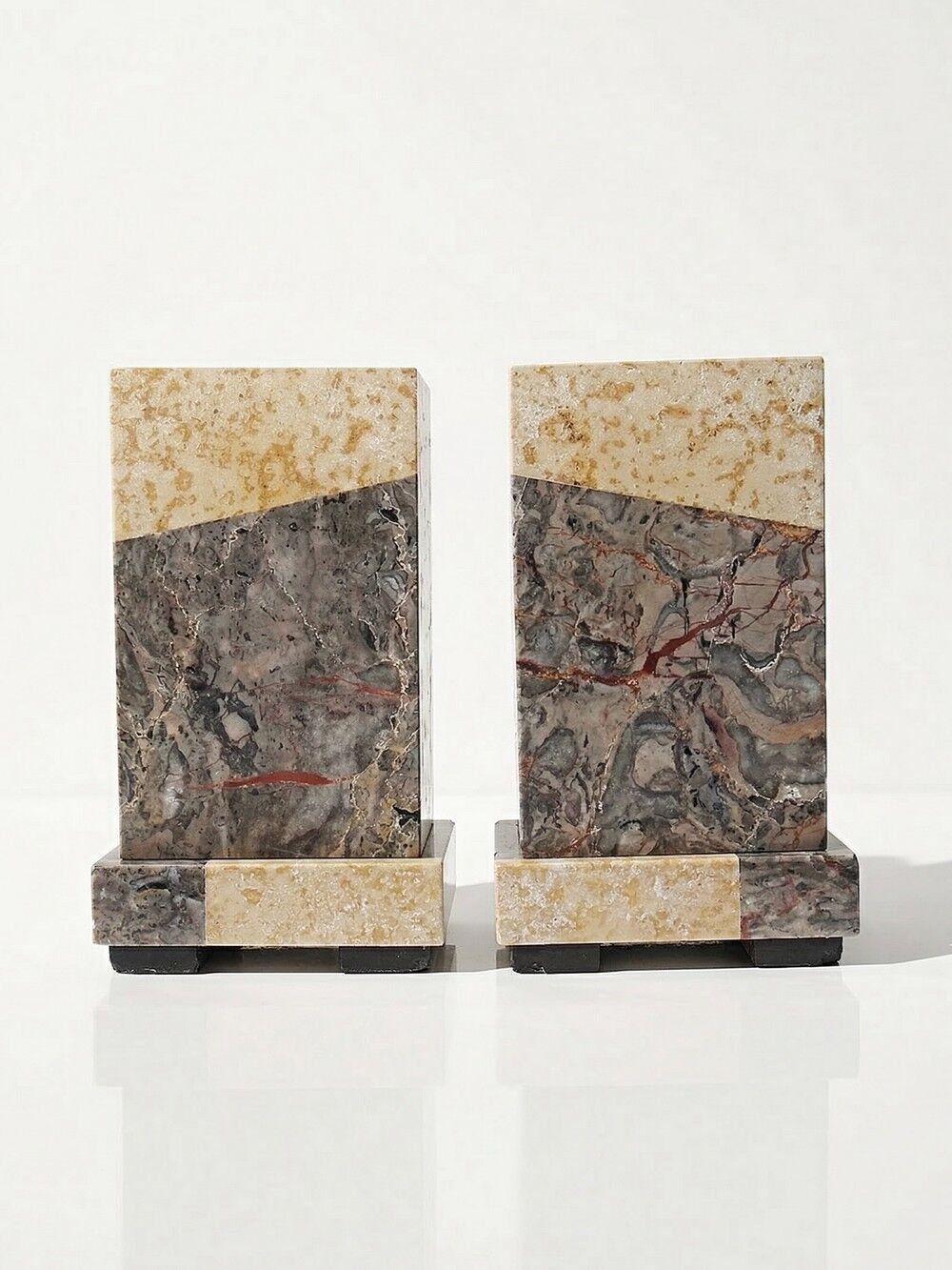 Pair of bookends, Art Deco fireplace decoration in antique marble from the 1920s-1930s.