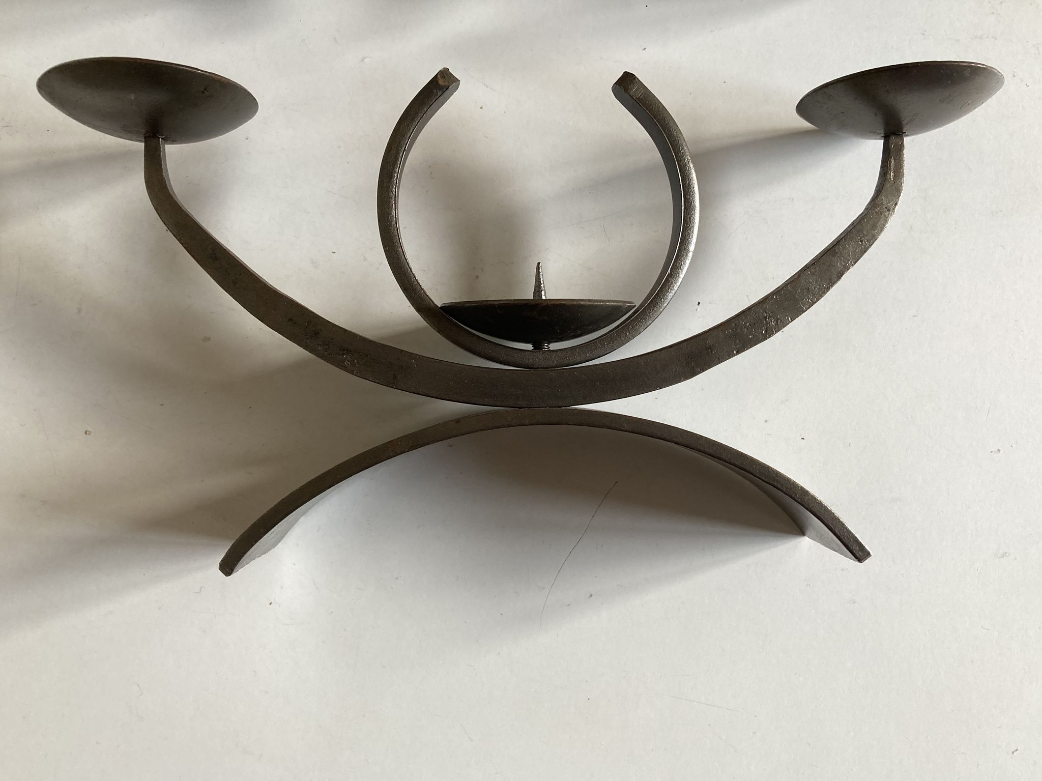 Paire de bougeoirs modernistes en fer battu 1970