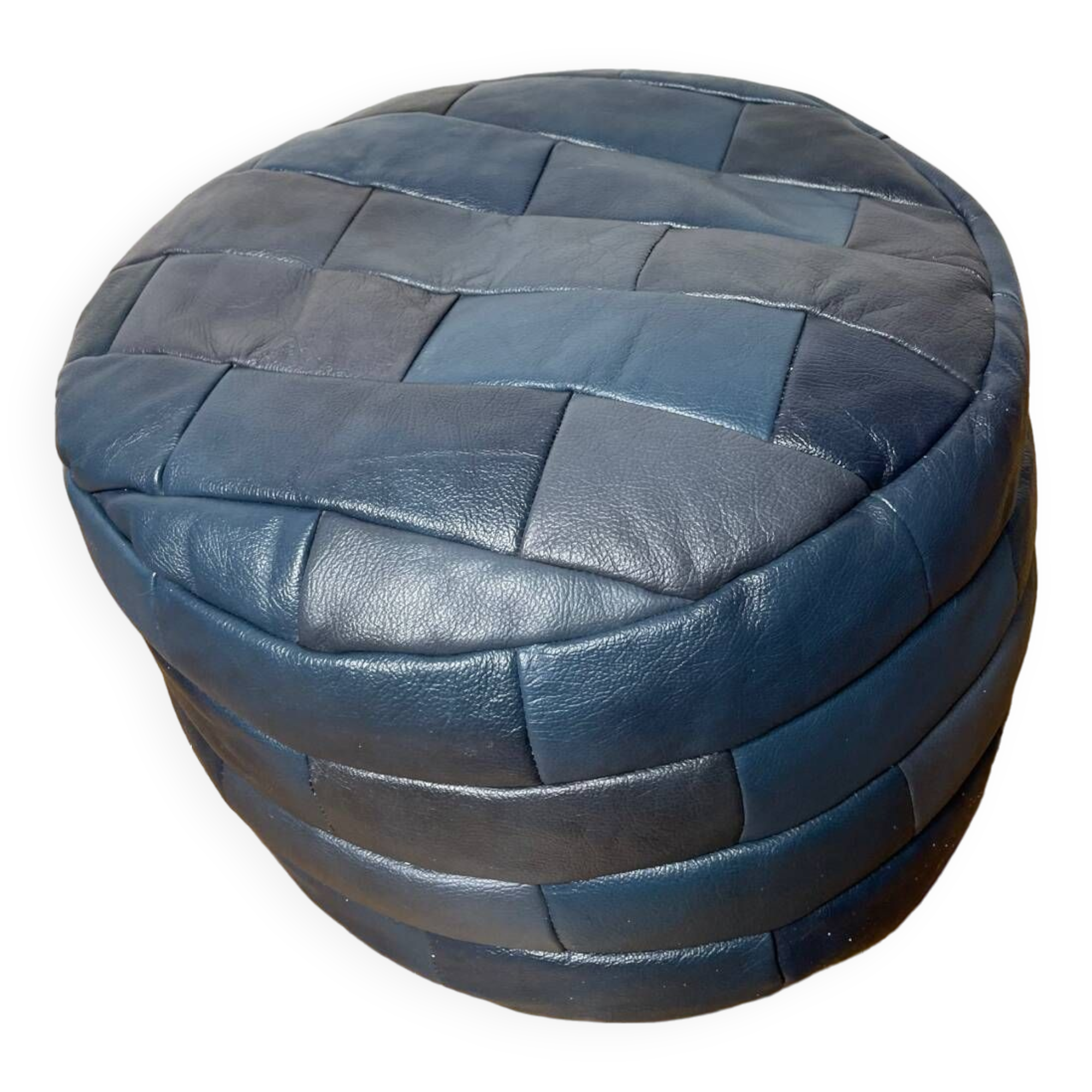 Pouf en cuir patchwork de Sède bleu