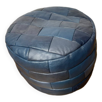 Pouf en cuir patchwork de Sède bleu