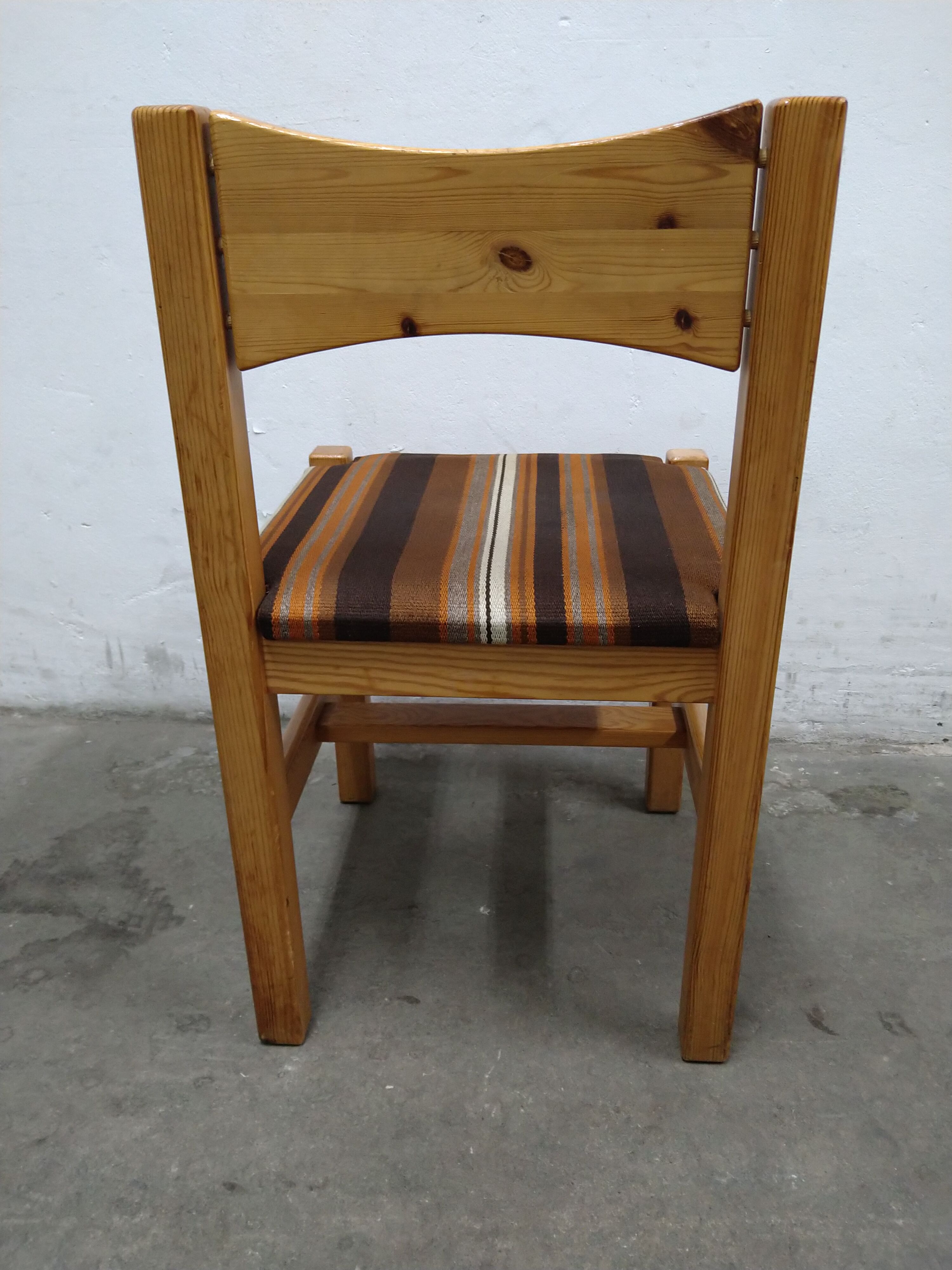 5 chaises hongisto conçues par ilmari tapiovaara en 1963
