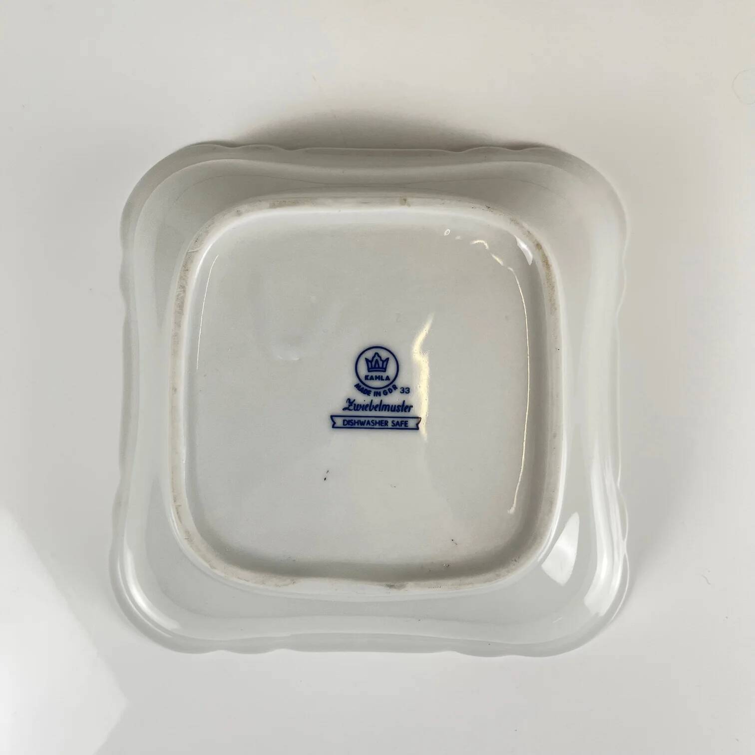 Pair of square dishes in Blue Onion porcelain Kahla – East Germany, 1960–1980
