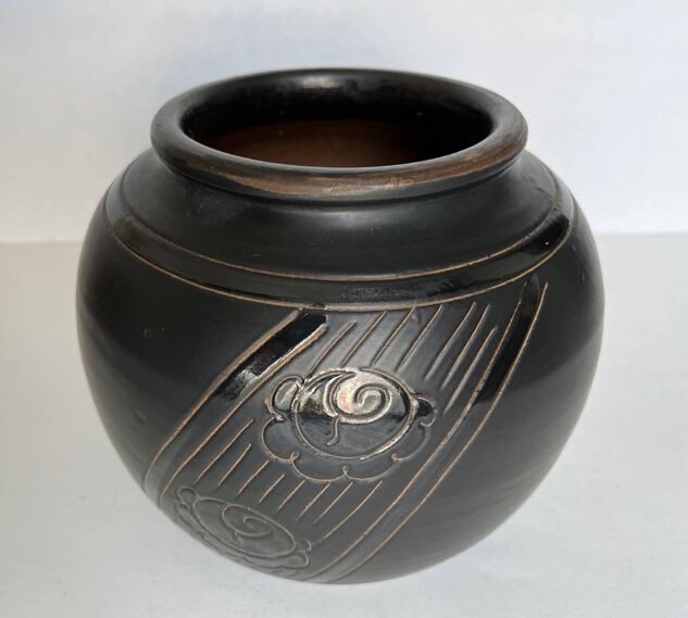 Vase boule Art déco en céramique noire