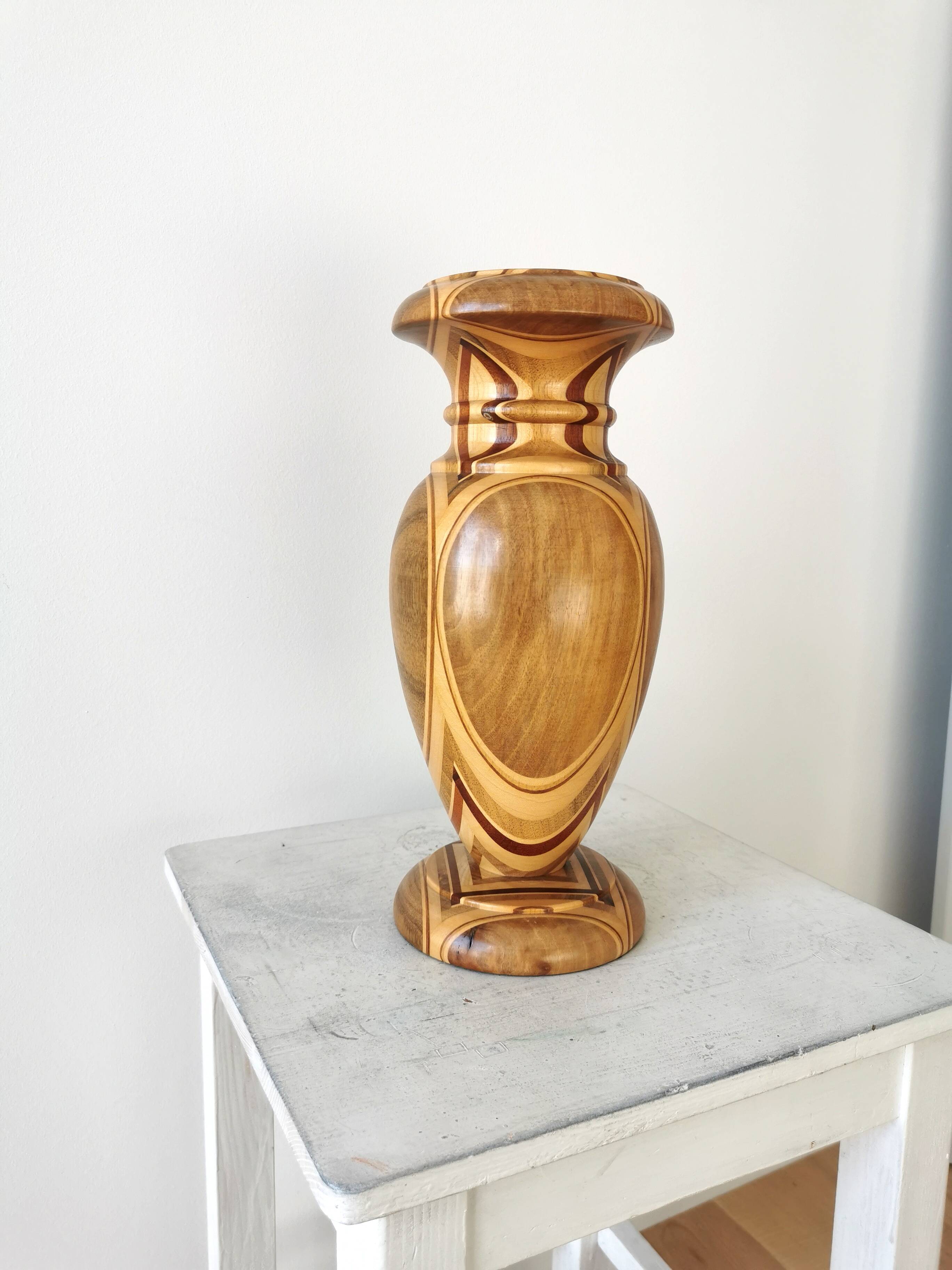 Vase vintage en bois artisanal : sculpture unique tournée sur bois, fleurs séchées