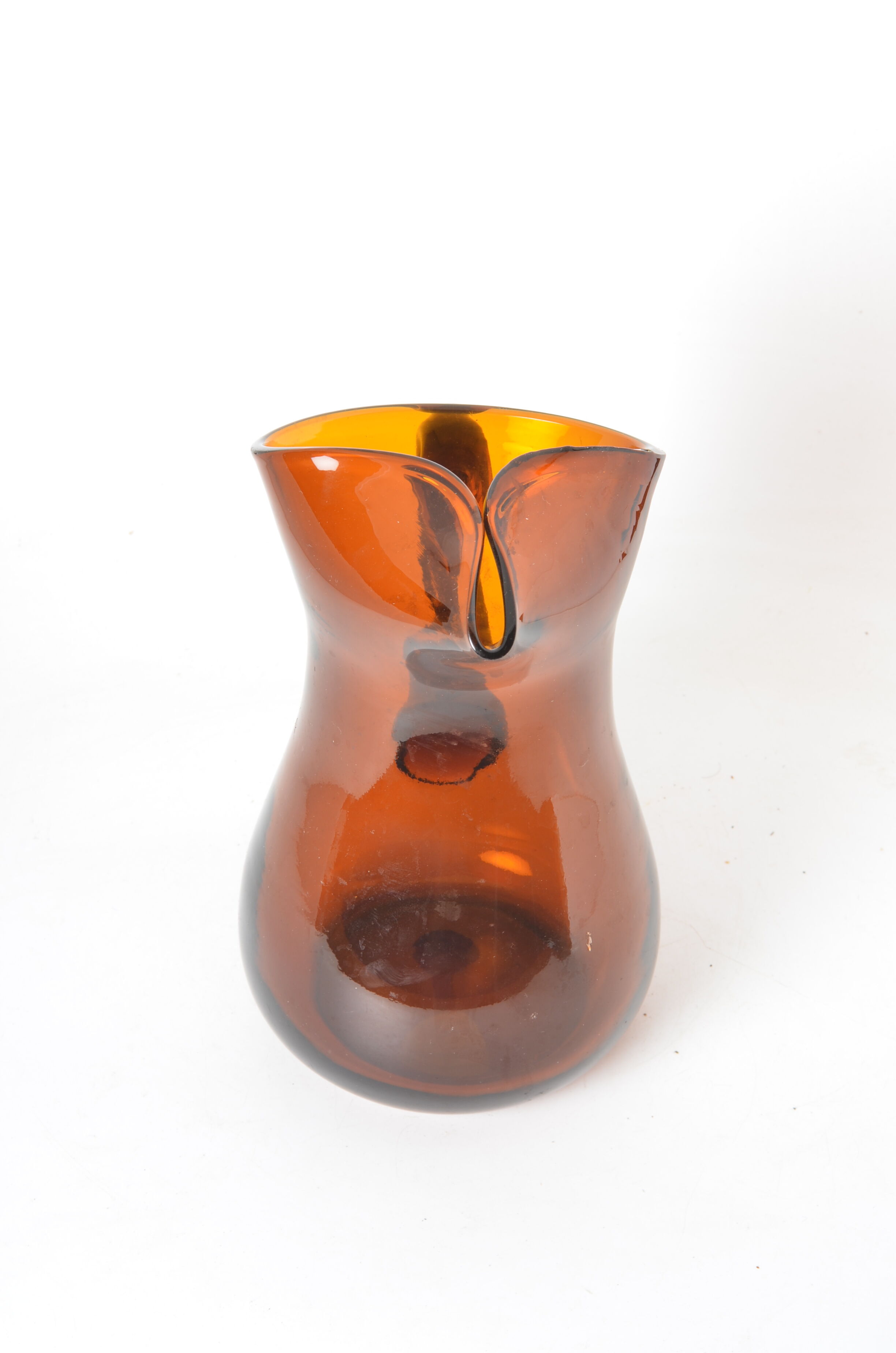 Carafe ambrée en verre soufflé