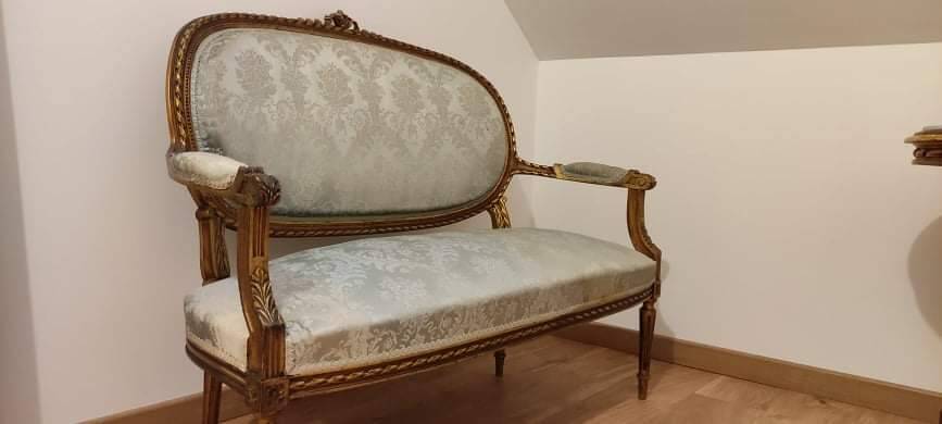 Gilded wood living room set and pedestal table