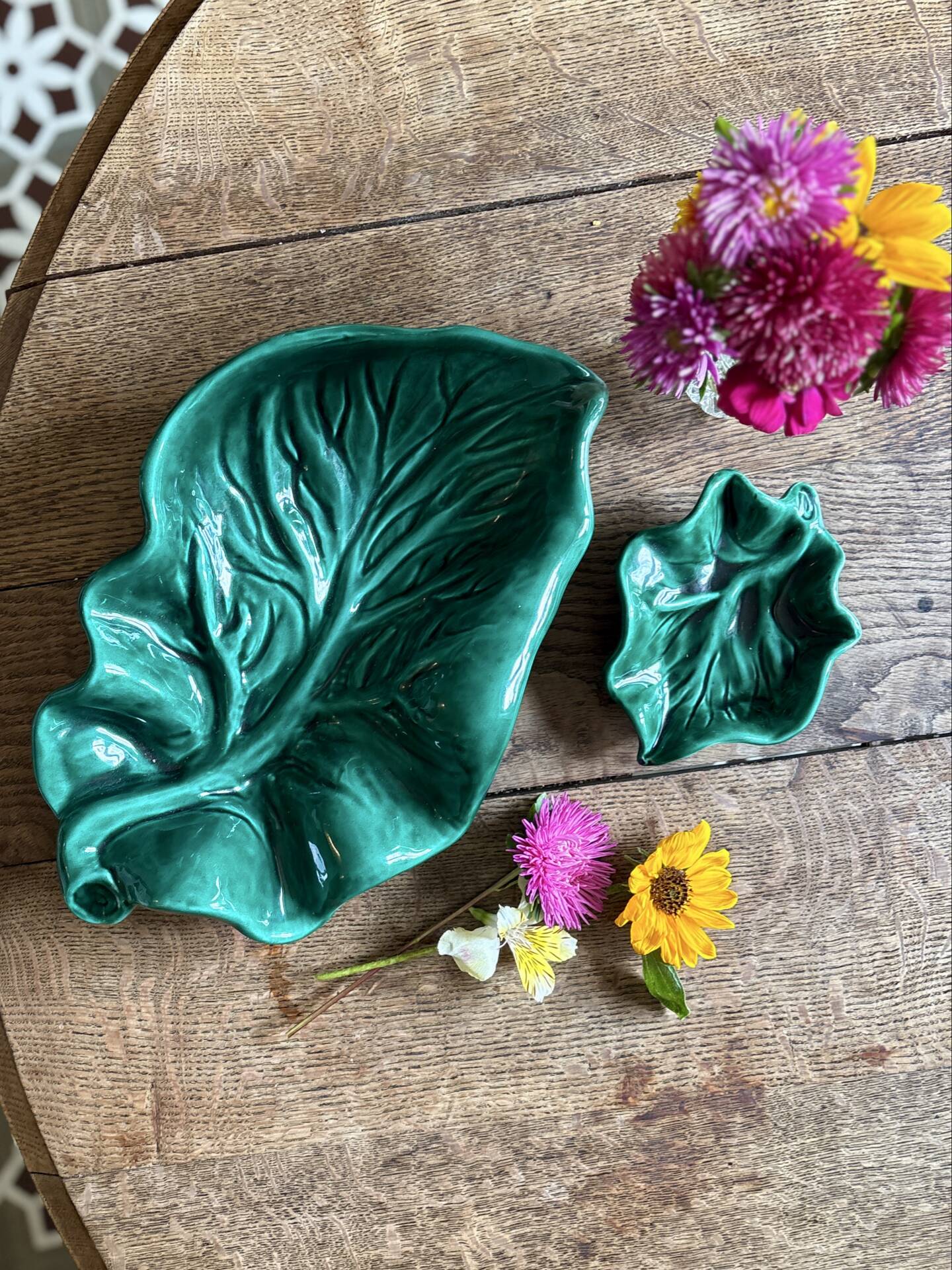Set of 2 vintage leaf-shaped dishes in majolica.