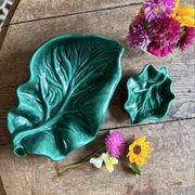 Set of 2 vintage leaf-shaped dishes in majolica.