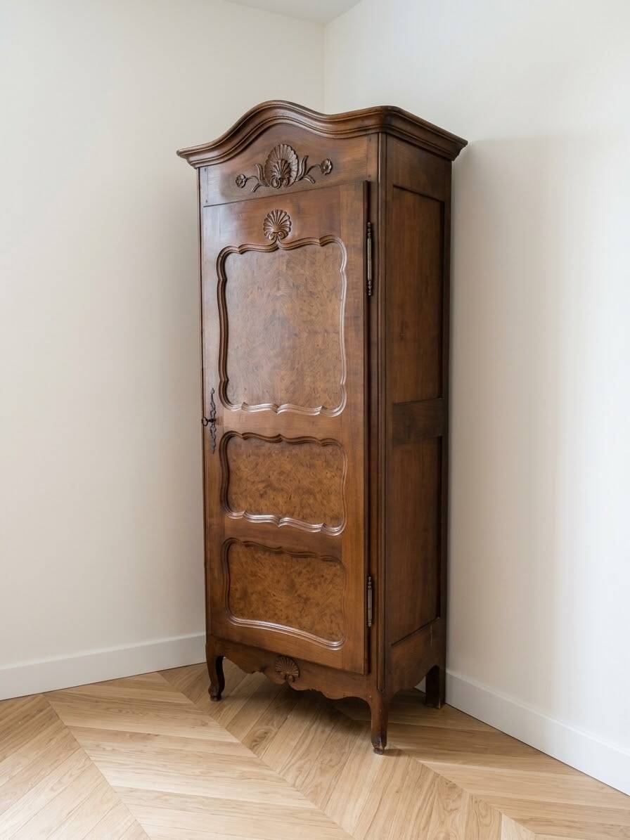 Antique bonnetière wardrobe in carved wood, Classic style.