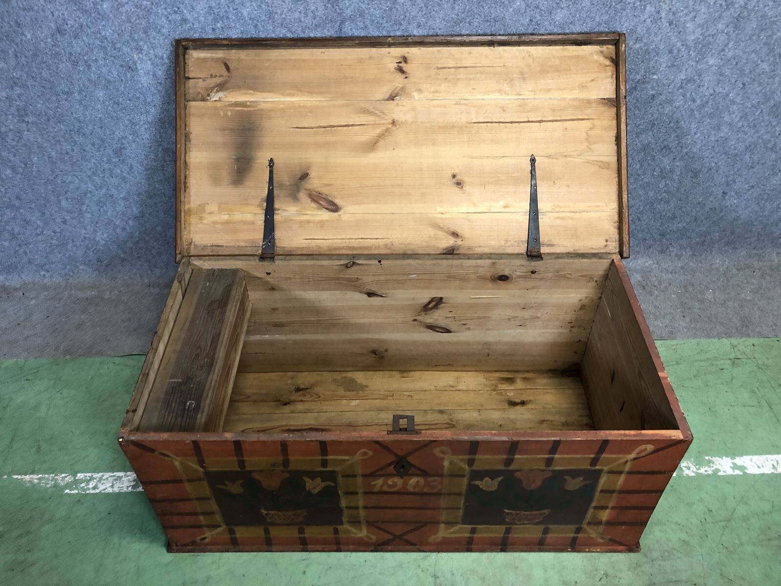 Fir chest with original painting-early twentieth