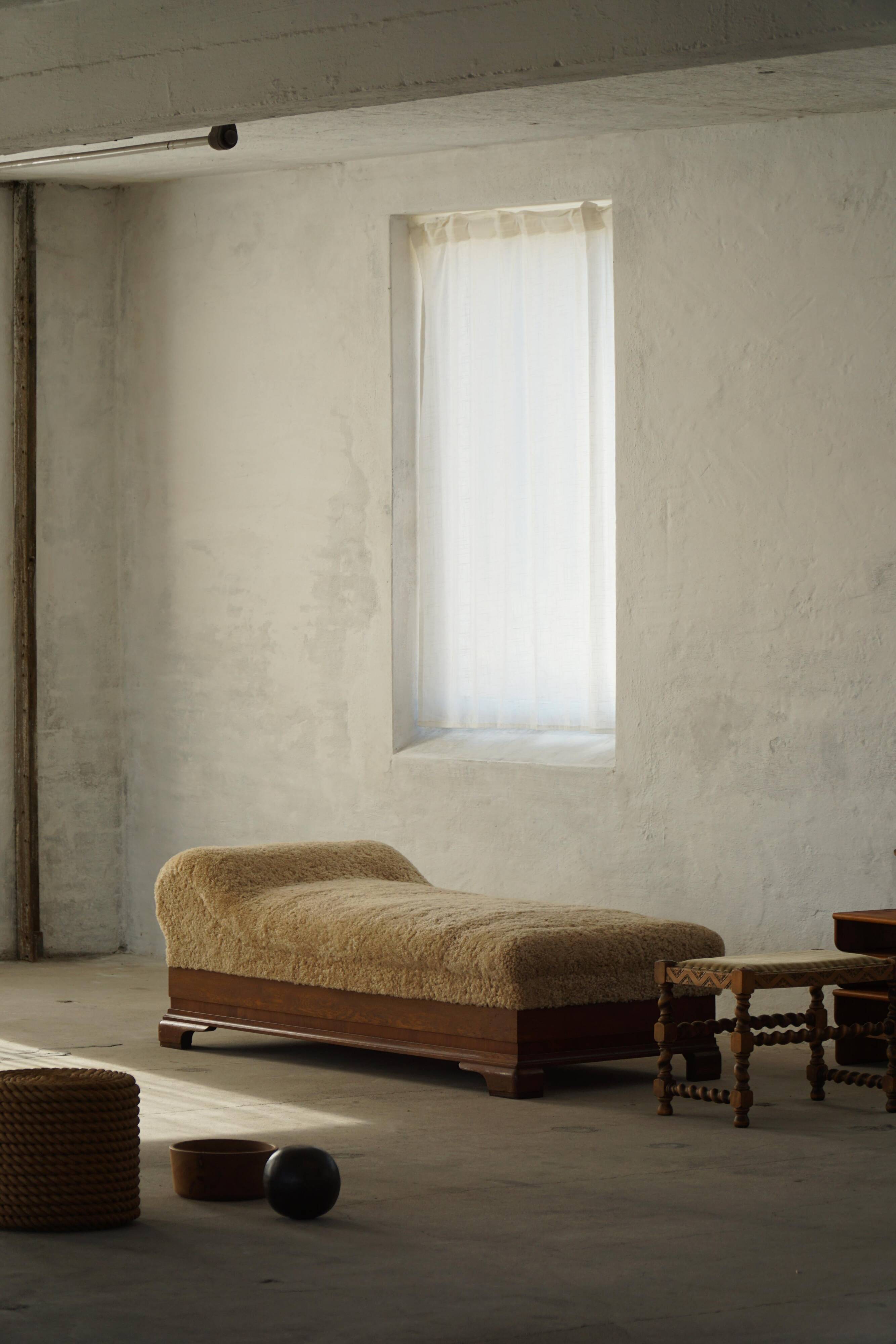 Art Deco, upholstered daybed in lambswool, Danish cabinetmaker, 1930s.