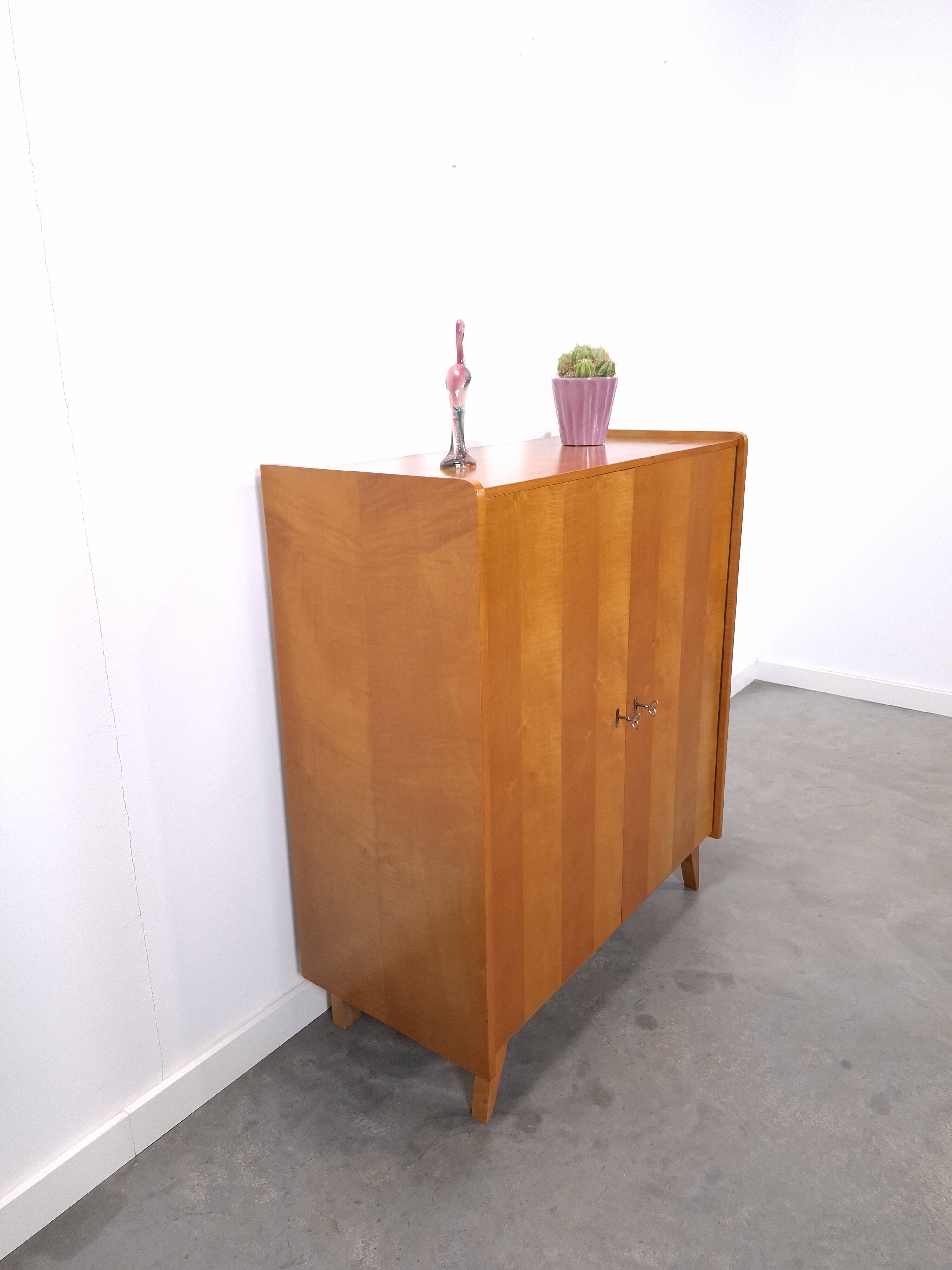 Kledingkast met legplanken en lades, opbergkast