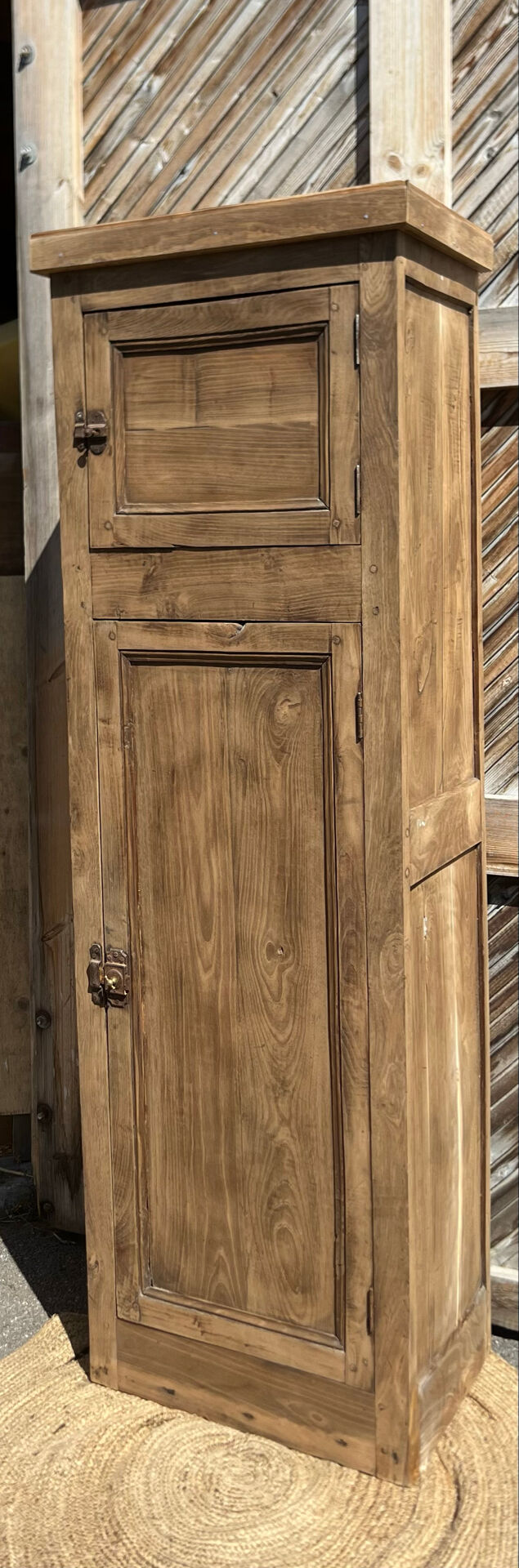 Bonnetiere / armoire étroite ancienne en chêne massif brut