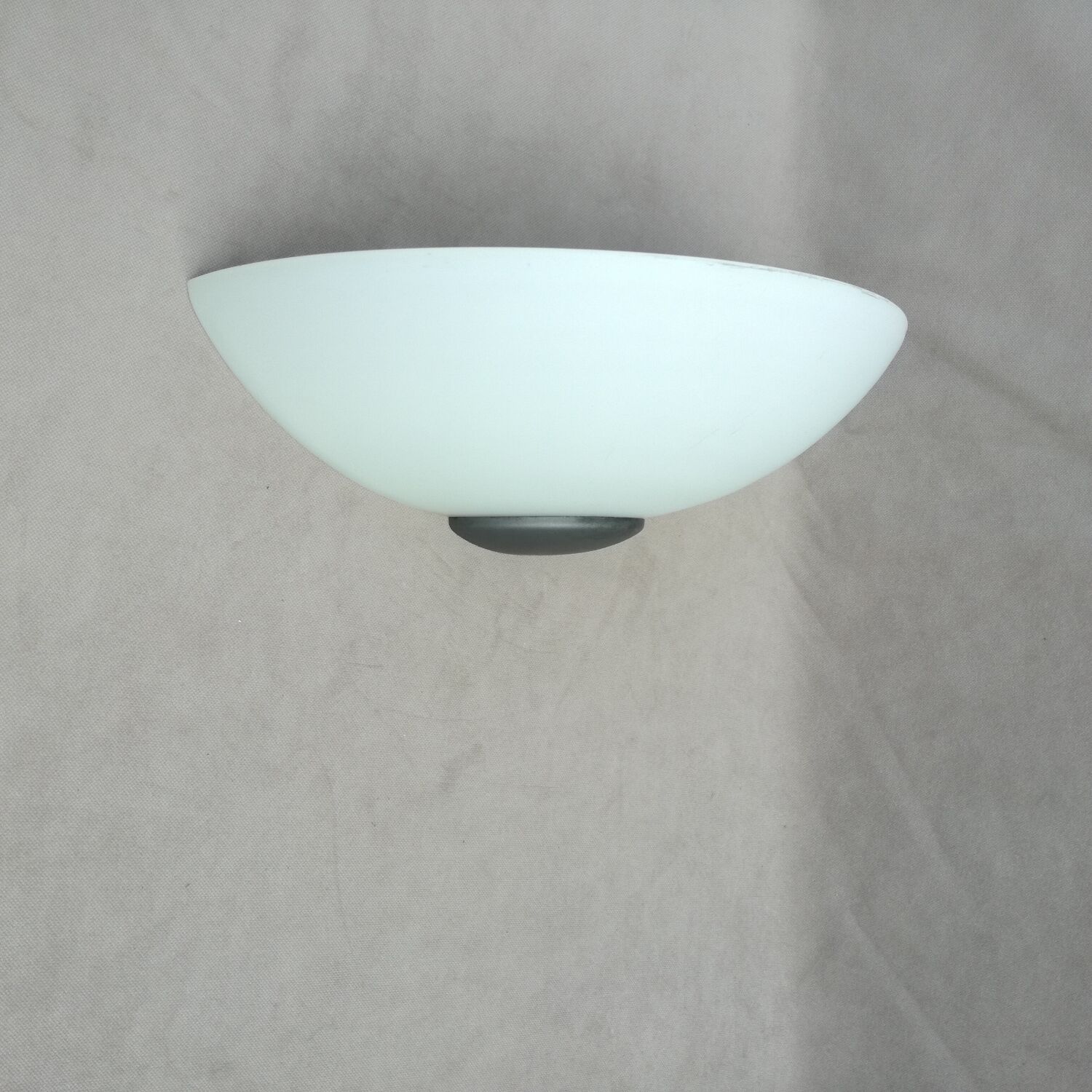Applique demi lune en verre opalin 35 cm