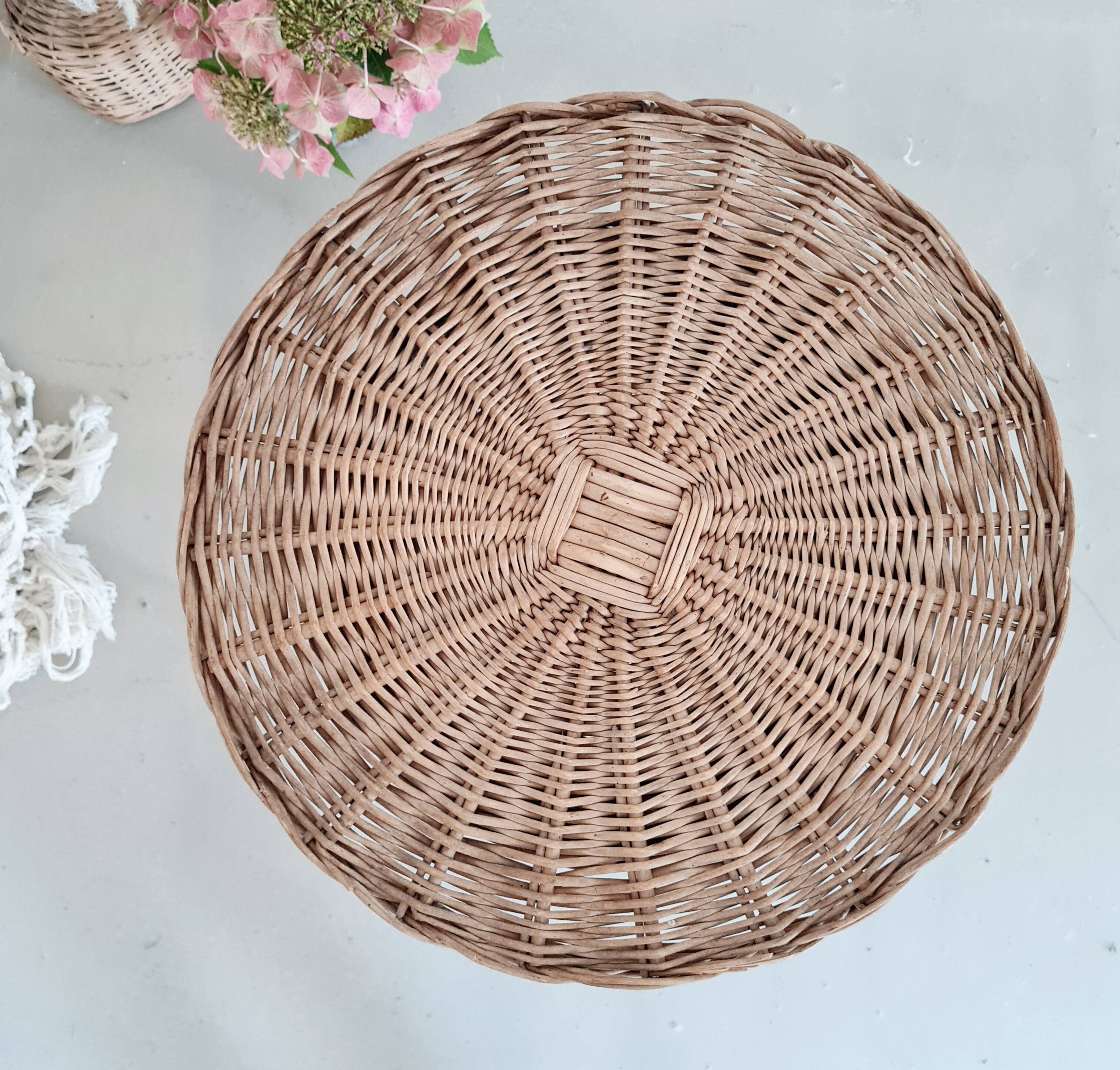 Worker tripod feet metal rattan