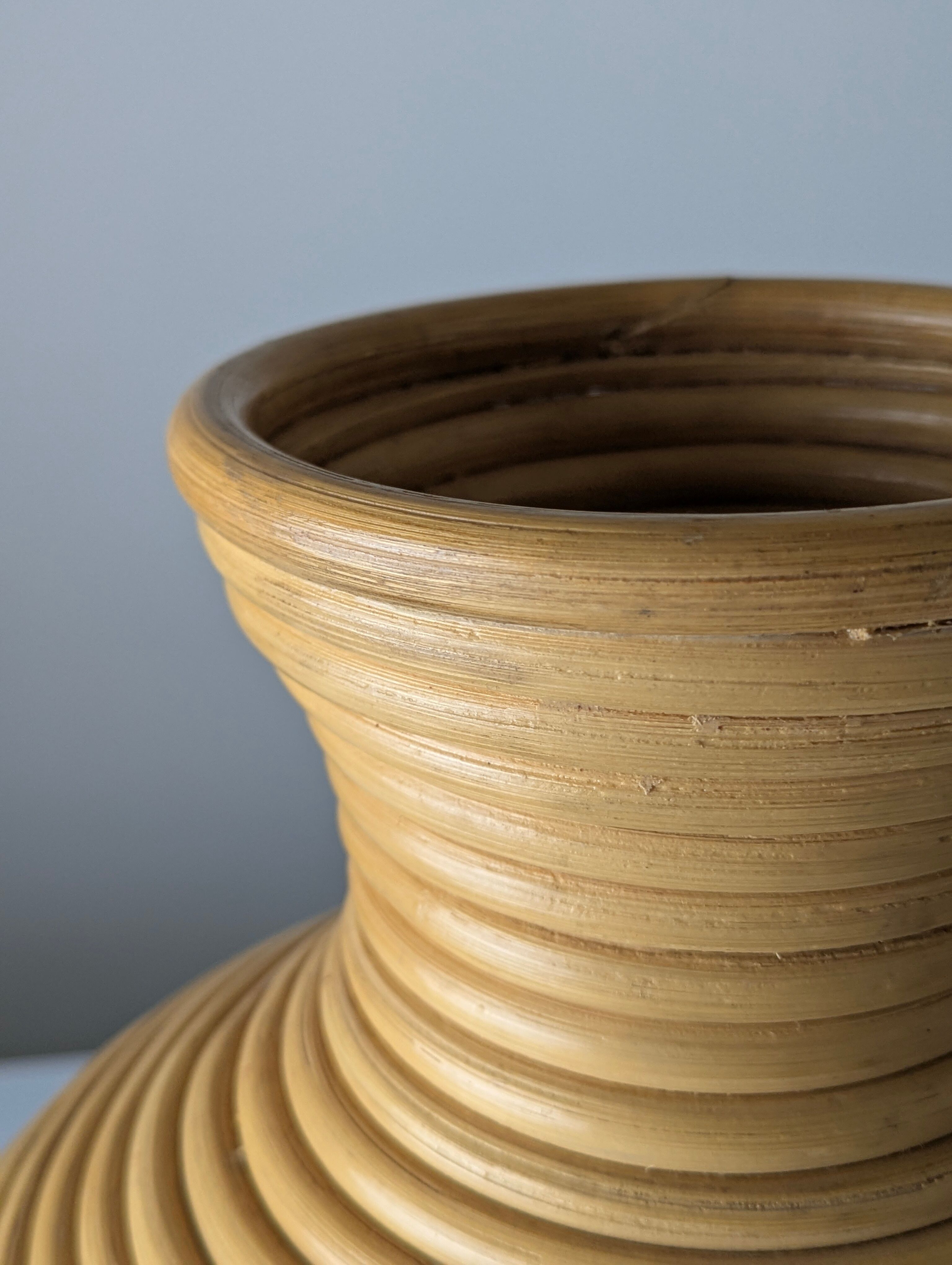 Grand vase de sol en rotin tressé, années 1970