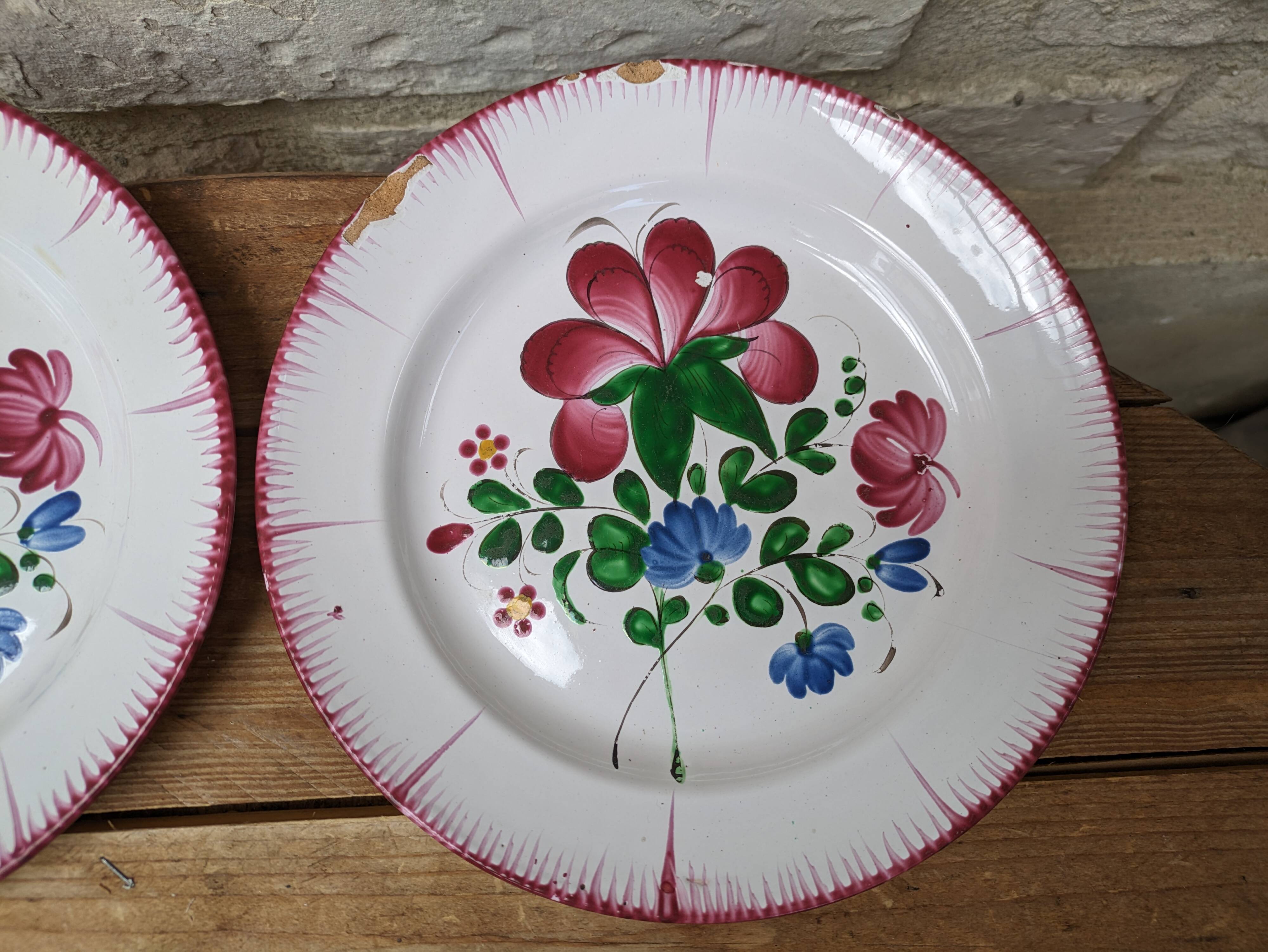 Set of 2 old plates with flower bouquet decoration