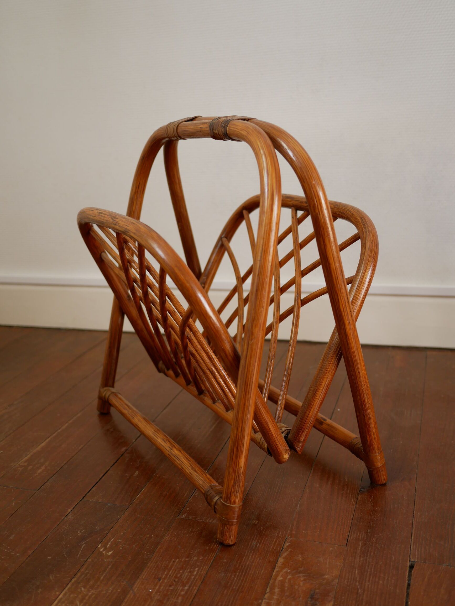 Foldable magazine rack in wicker