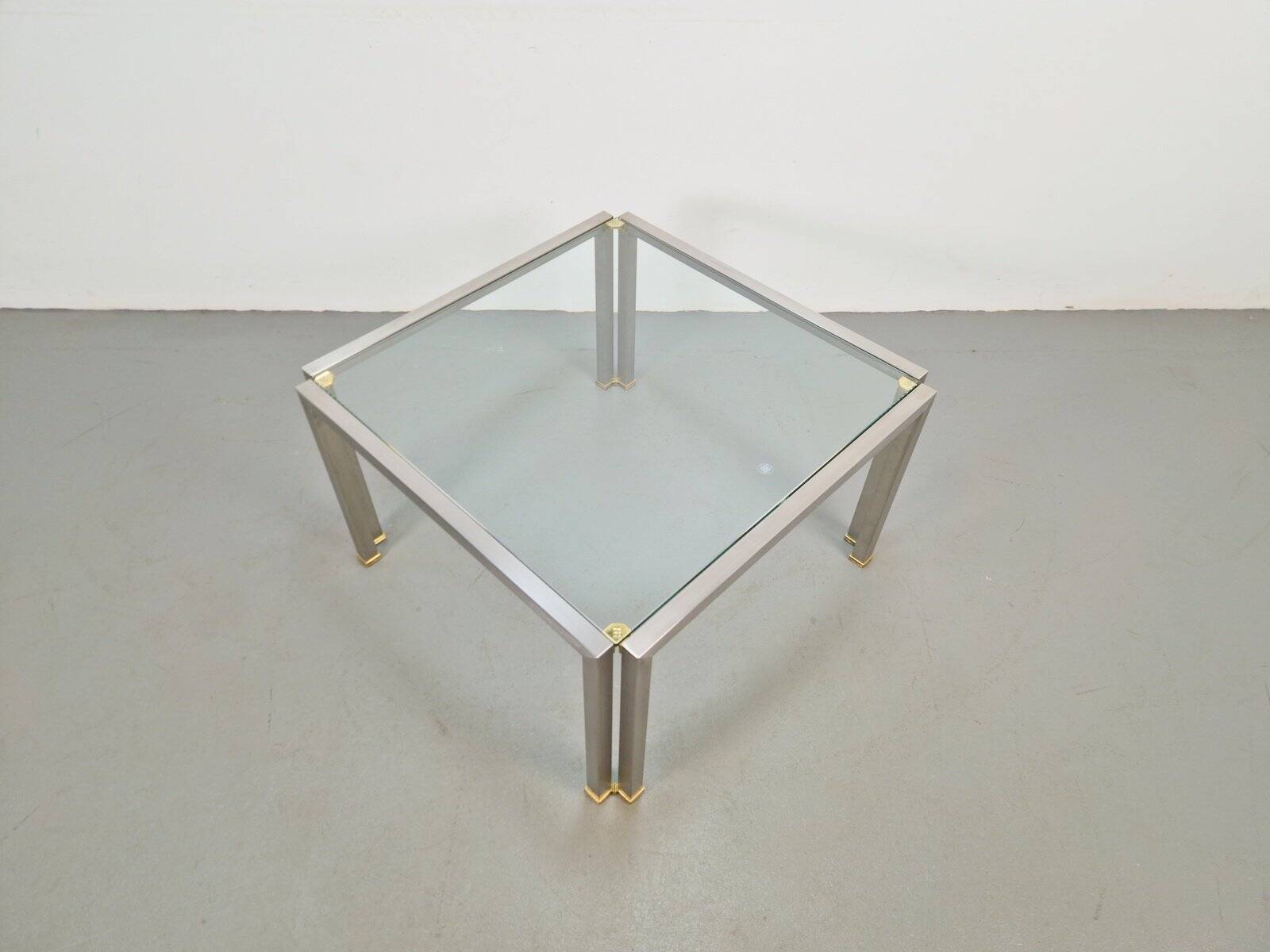 Table basse Regency T28 en laiton et verre de Peter Ghyczy, années 1970