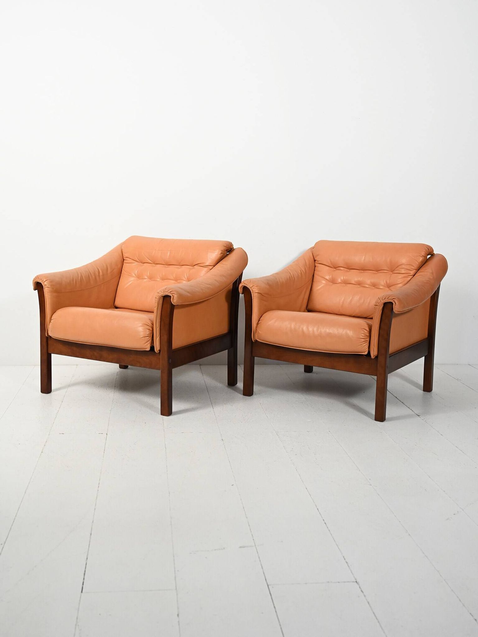 Paire de fauteuils scandinaves en cuir, années 1950