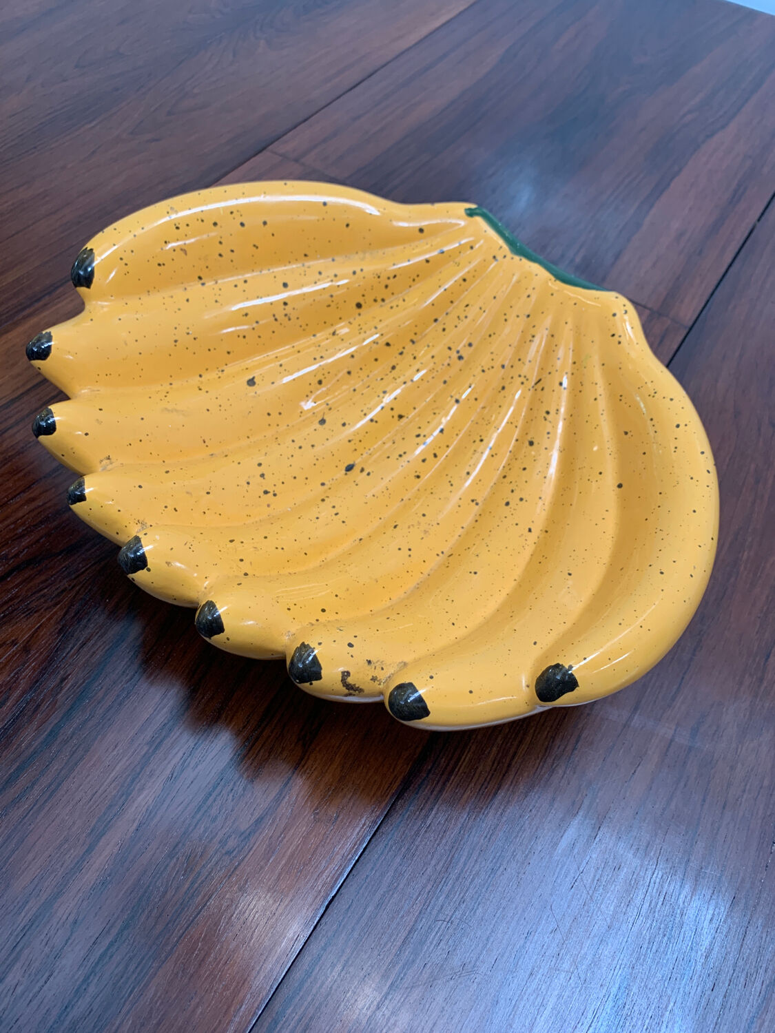 Banana-shaped basket