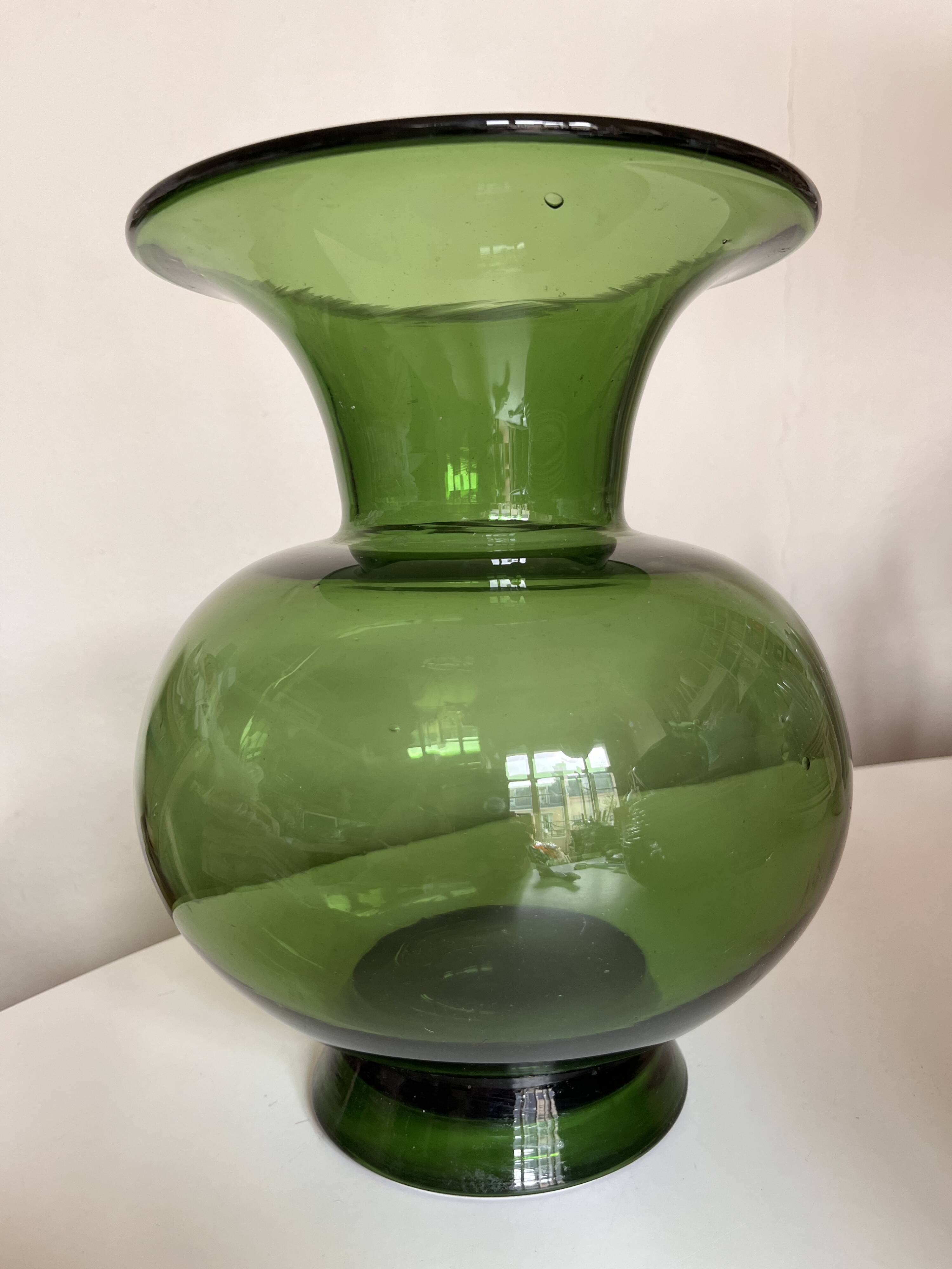 XXXL baluster vase in Empoli glass, 1960 Italian neoclassical design.