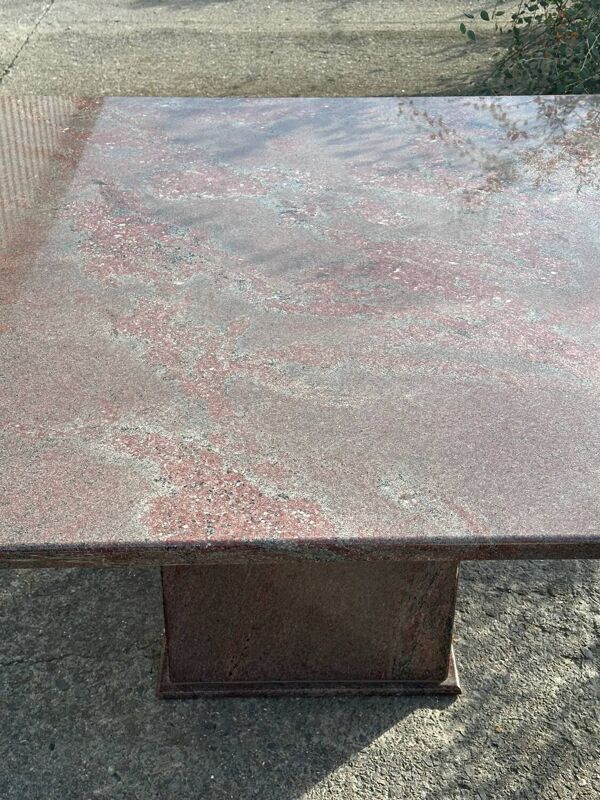 Table en marbre rouge