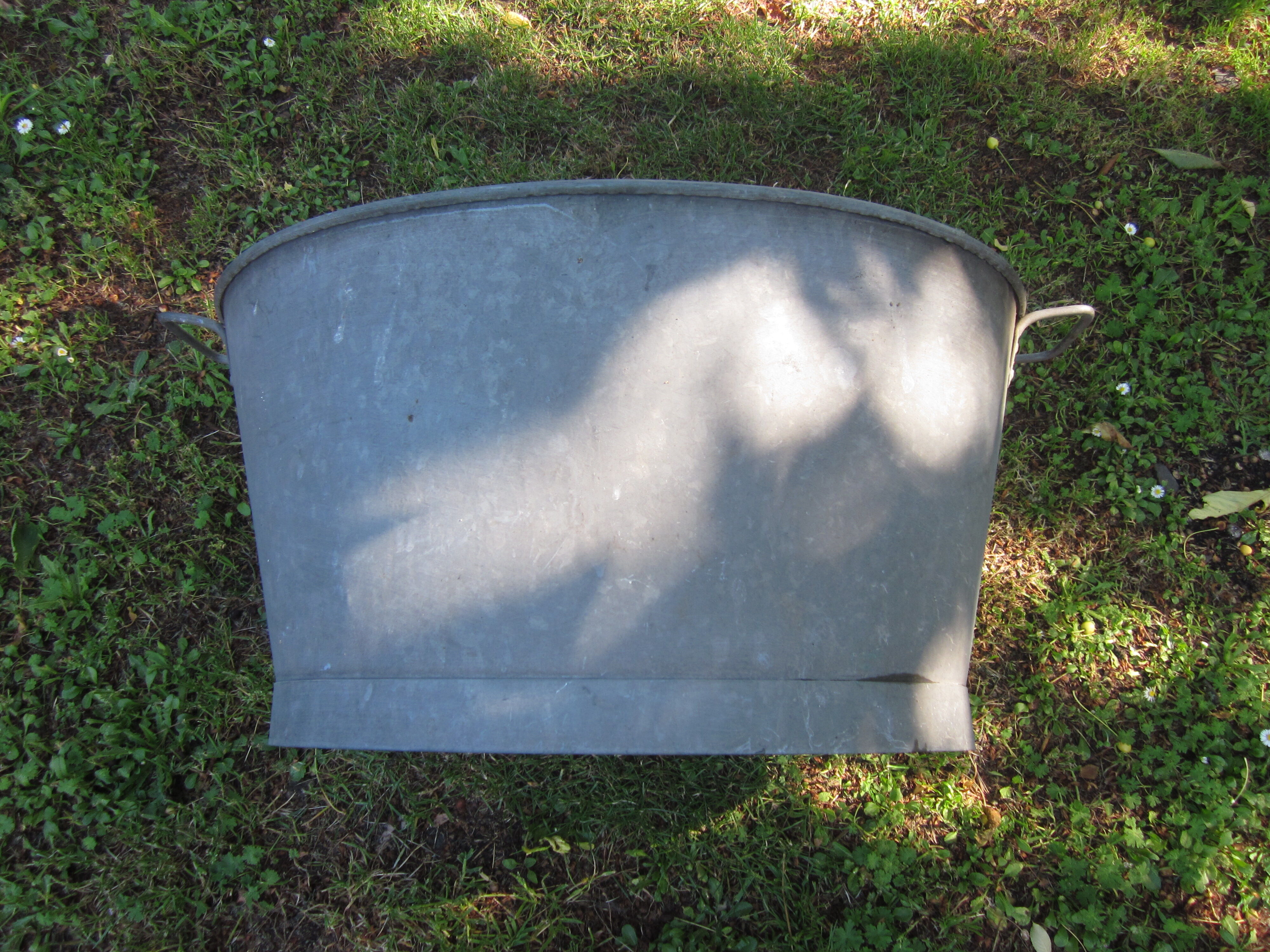 Oval zinc basin