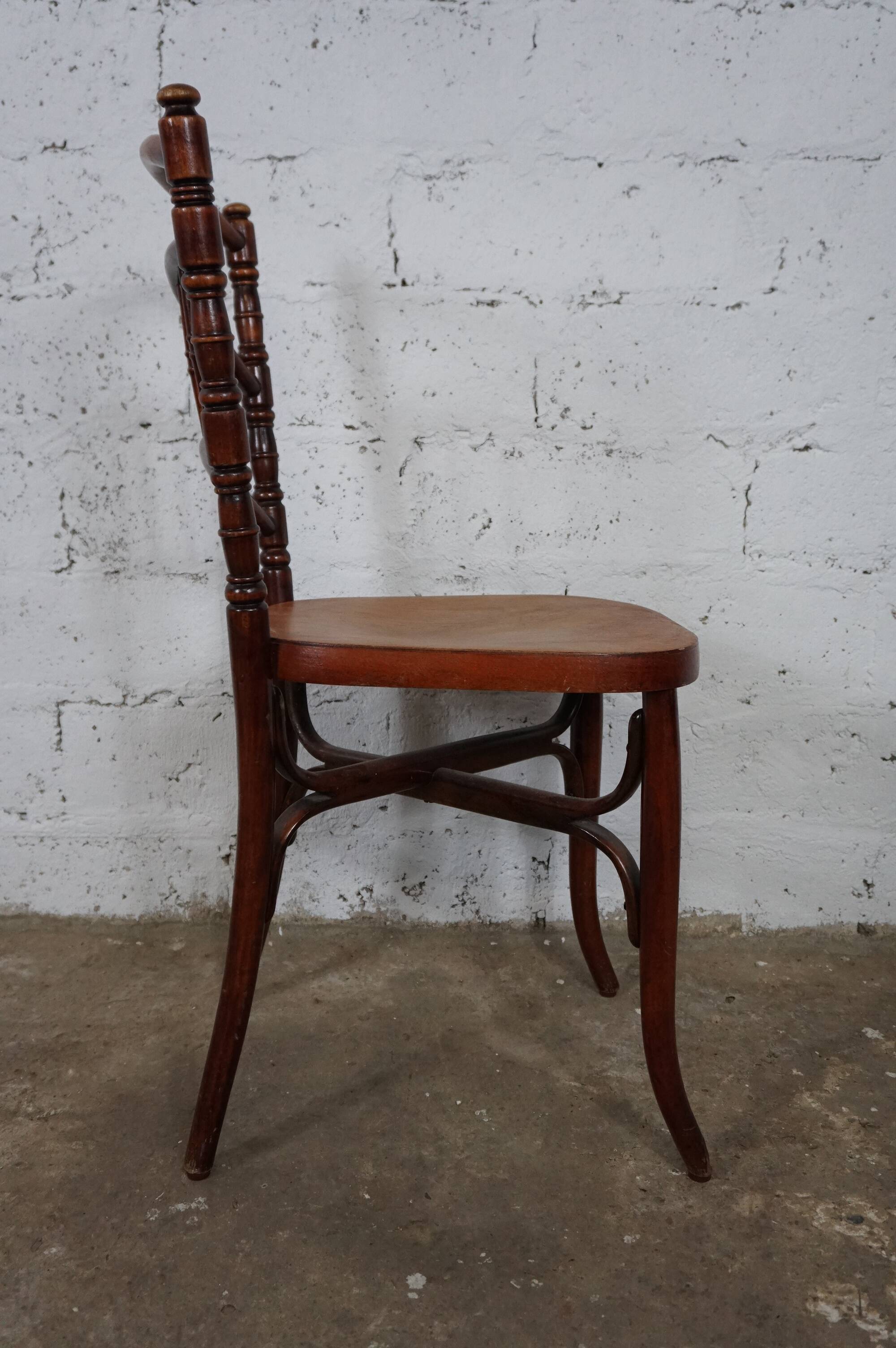 Antique bistro chair in turned wood from the early 20th century
