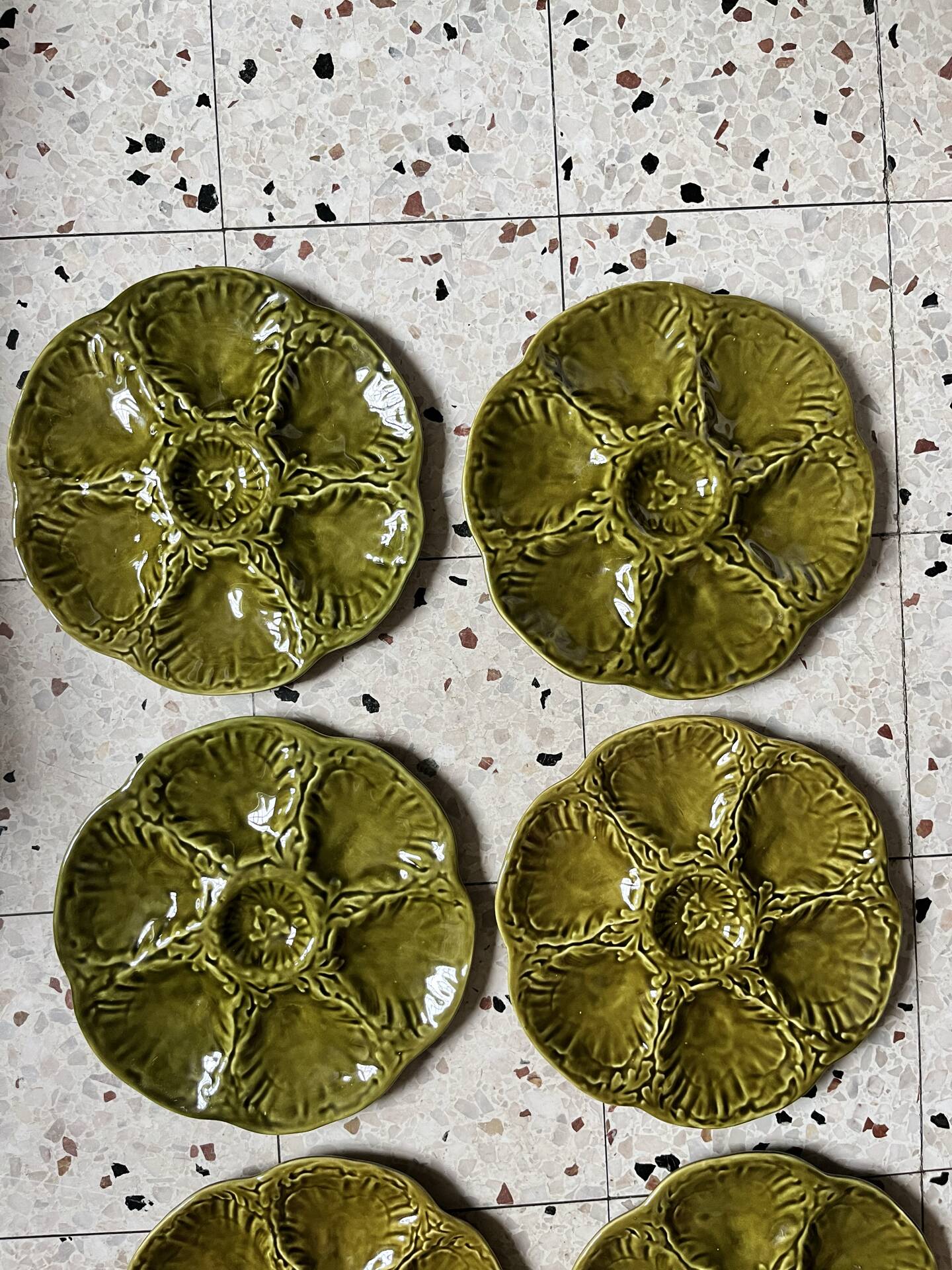 8 assiettes à huîtres Barbotine 