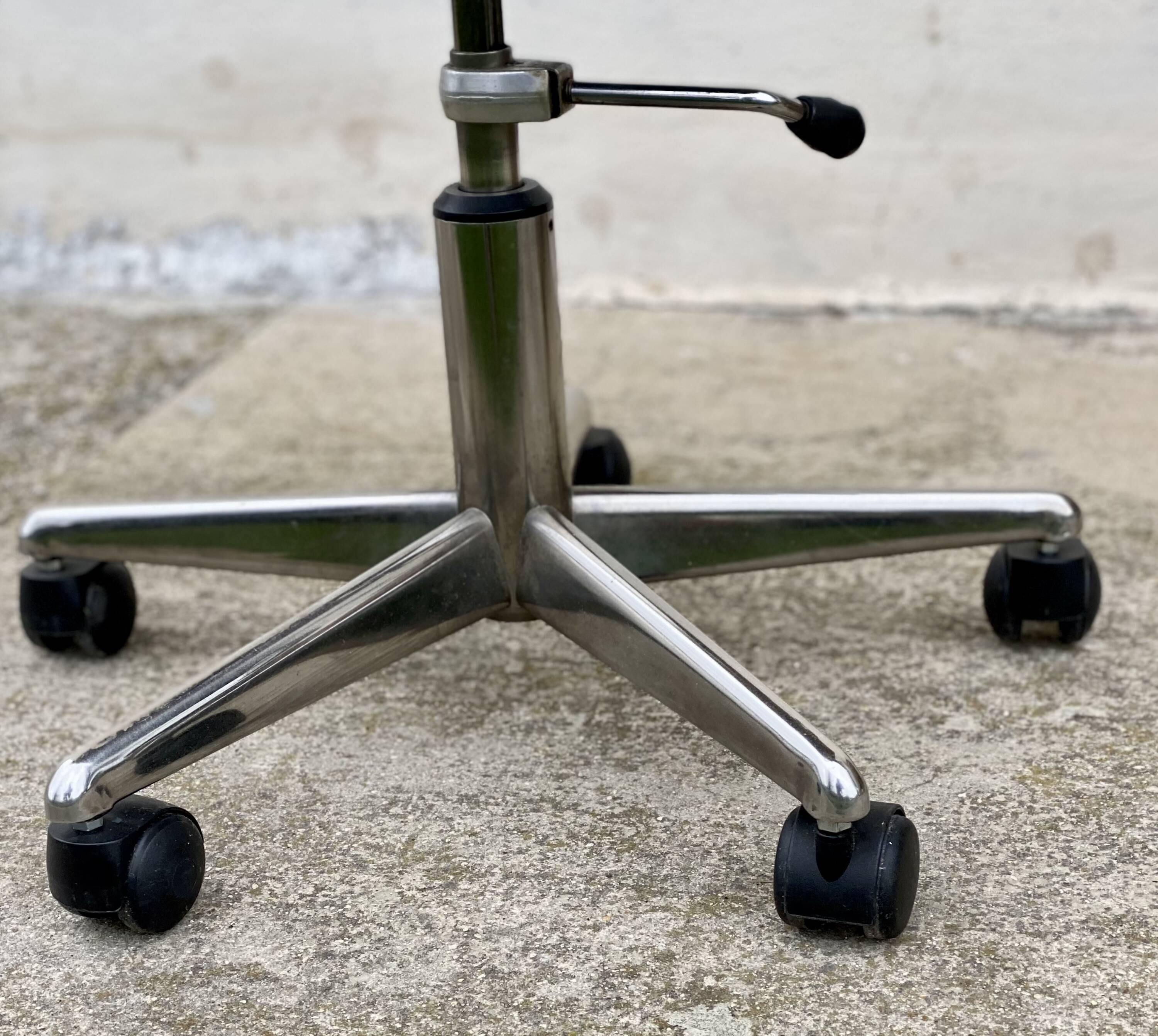 Vintage 1980 adjustable swivel office chair on wheels