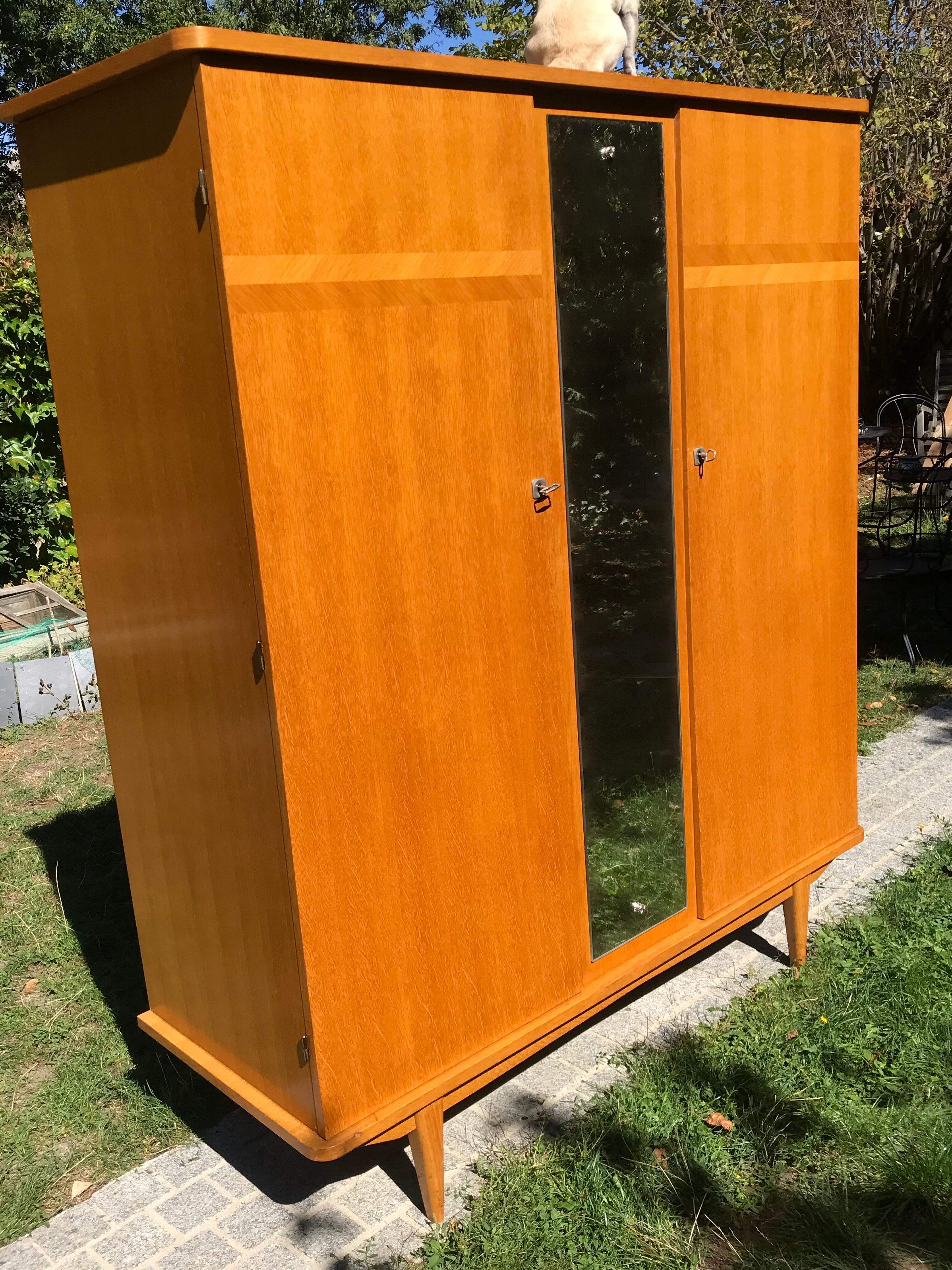 Armoire vintage miroir et pieds coniques 1960 Selency