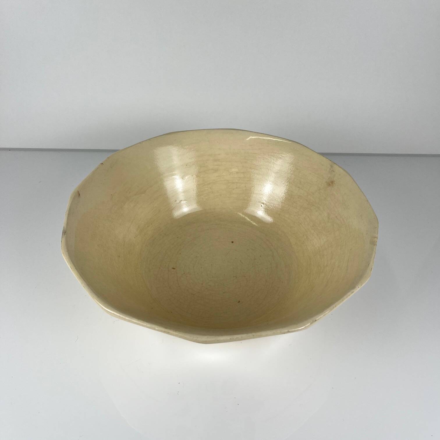 Sarreguemines salad bowl with flower pattern, first half of the 20th century.
